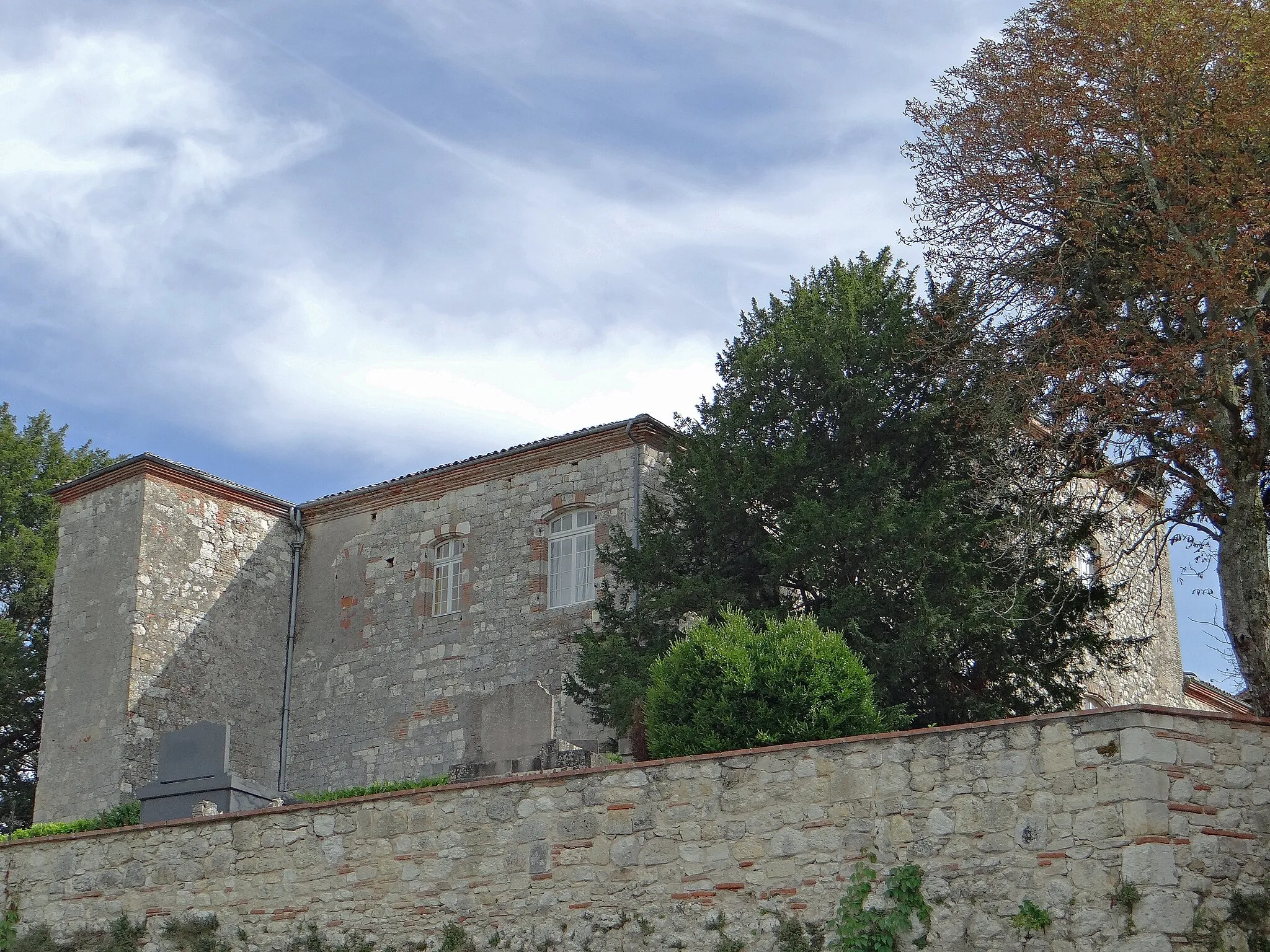 Photo showing: Clermont-Soubiran - Le château au-dessus du cimetière