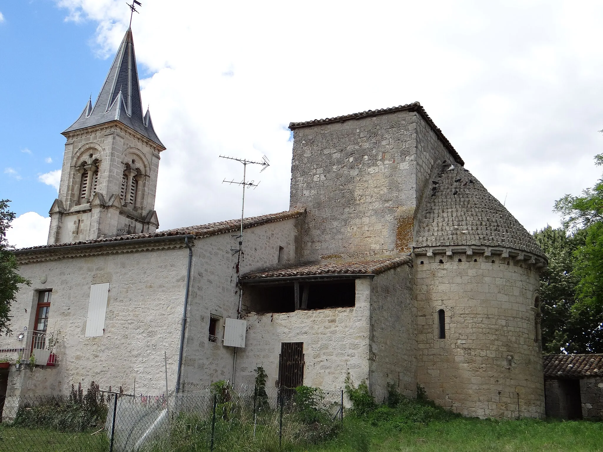 Photo showing: Engayrac - Église Saint-Pierre-aux-Liens - Façade sud, chevet