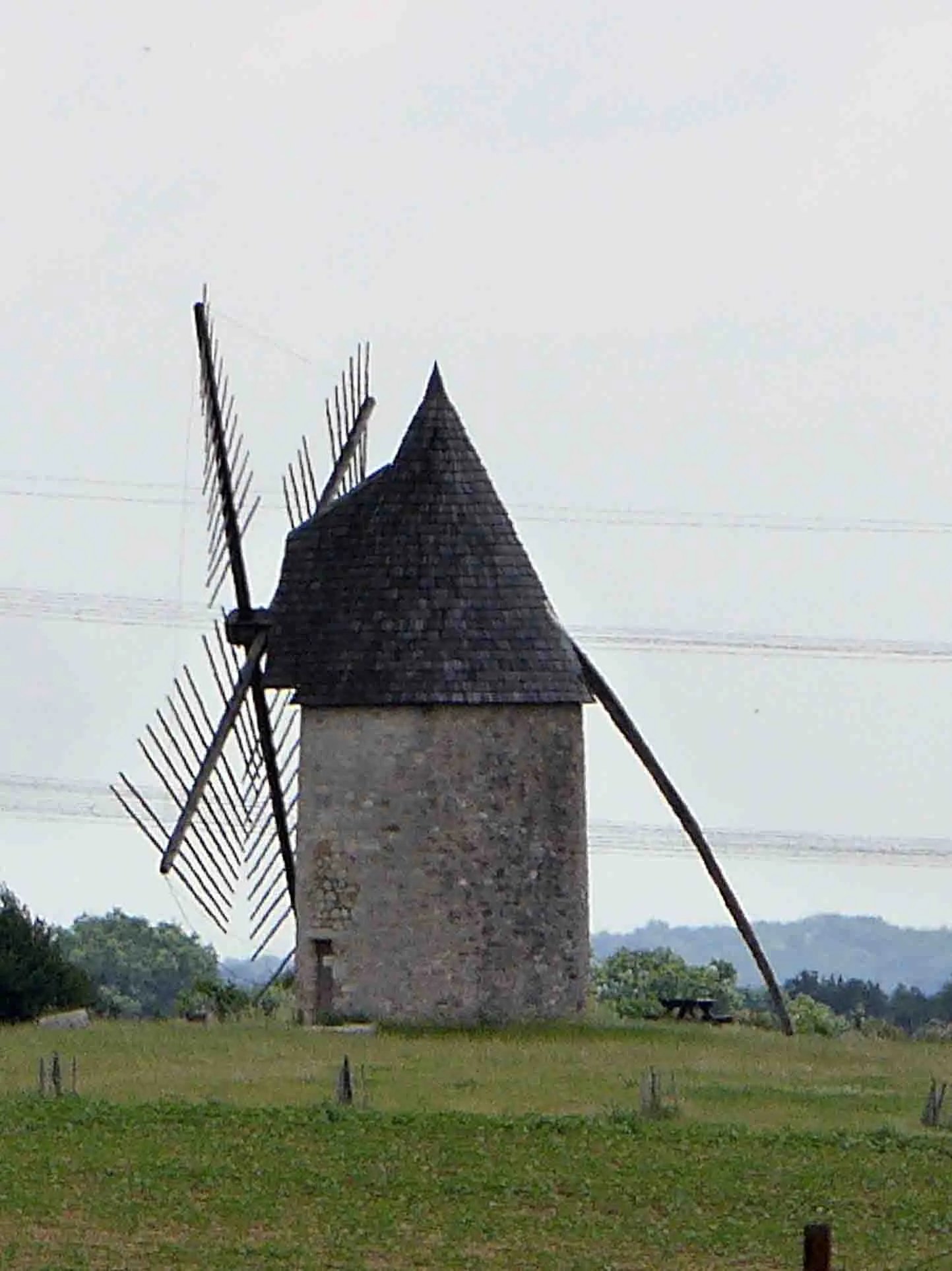 Photo showing: moulin tour restauré à l'écart du village