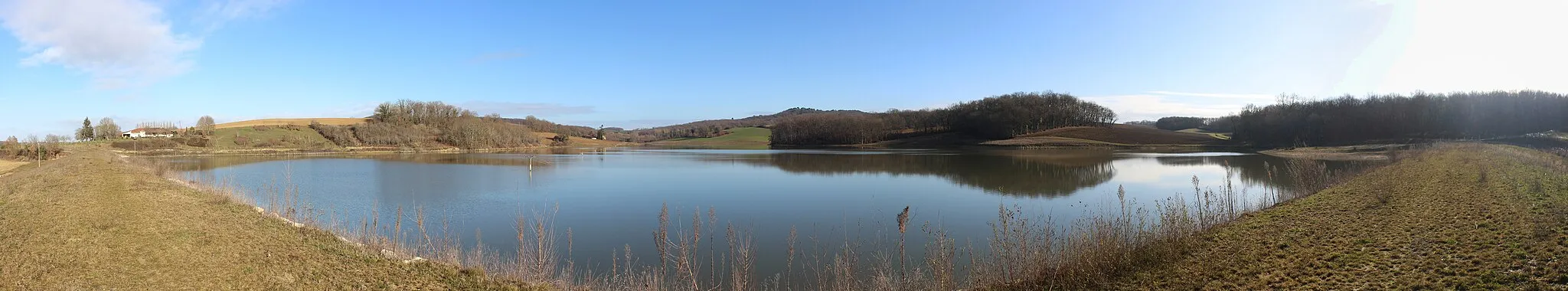 Photo showing: Panorama du lac de Caussade, pris en photo depuis le talus du barrage. Image créée avec l logiciel Hugin.