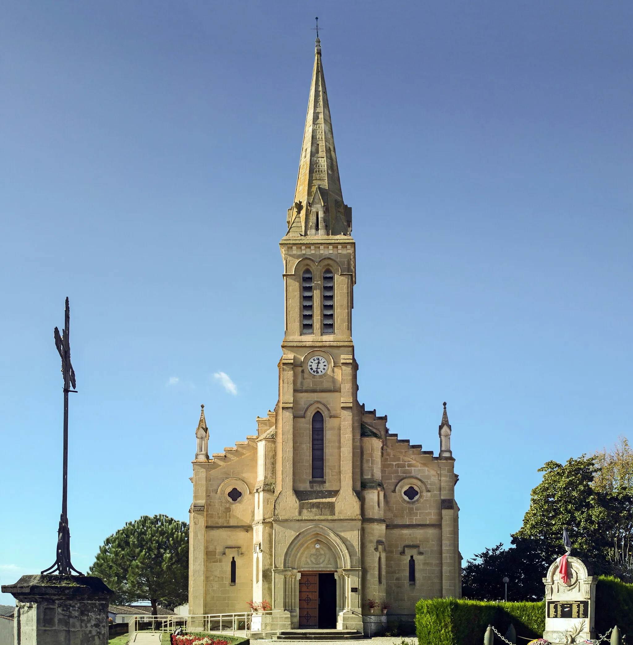 Photo showing: Church of Our Lady of the pines, Puymiclan, Lot-et-Garonne, France. Built on the foundations of an old medieval chapel of a castle which today there are only ruins. Its bell tower surmounted by a spire, dates from the late nineteenth century by the architect Jean-Jules Mondet.