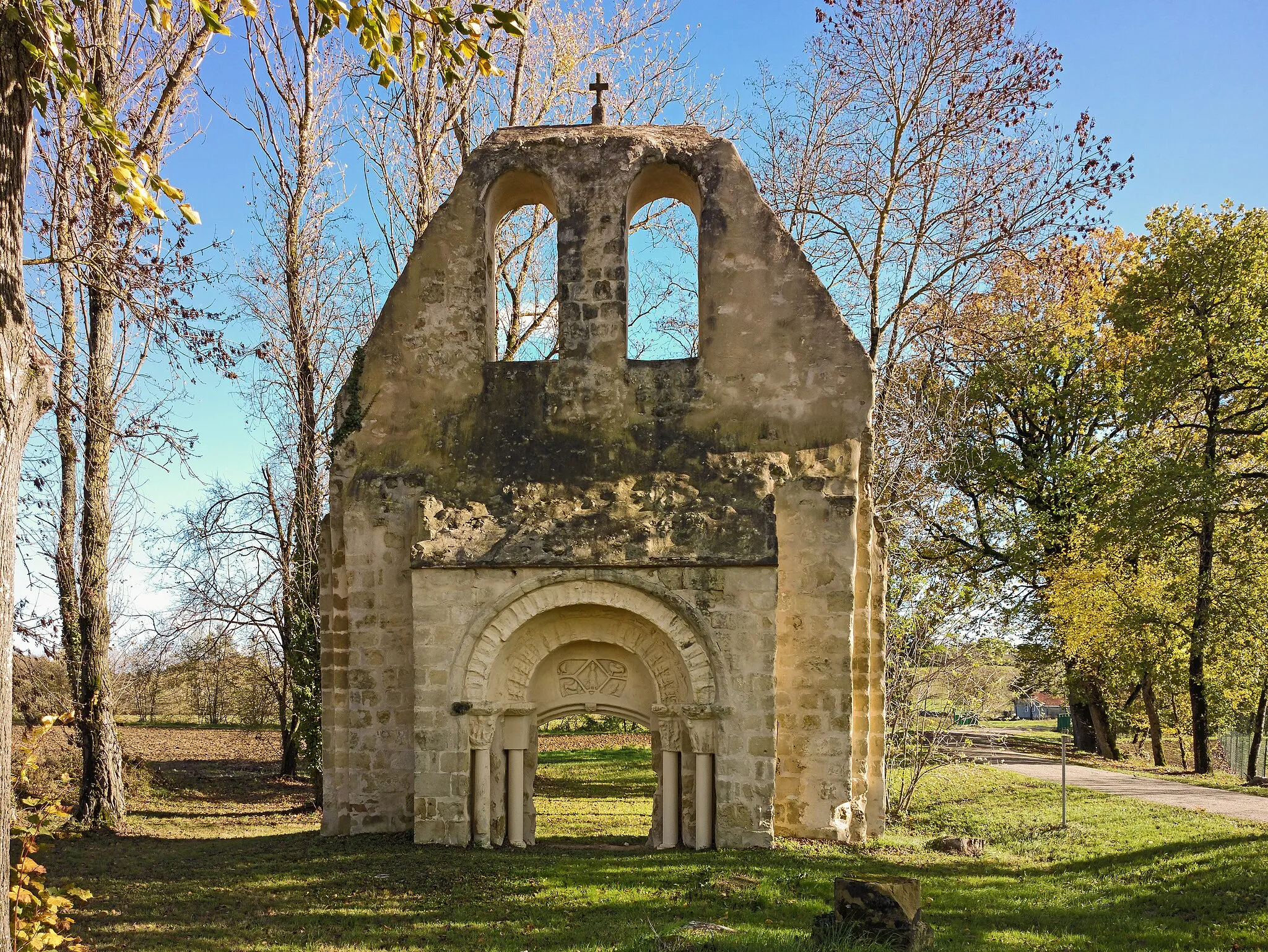 Photo showing: Church Saint-Pierre-de-Londres, Puymiclan, Lot-et-Garonne, France. Built in the 12th century Romanesque architecture, which it remains only the facade and the portal.