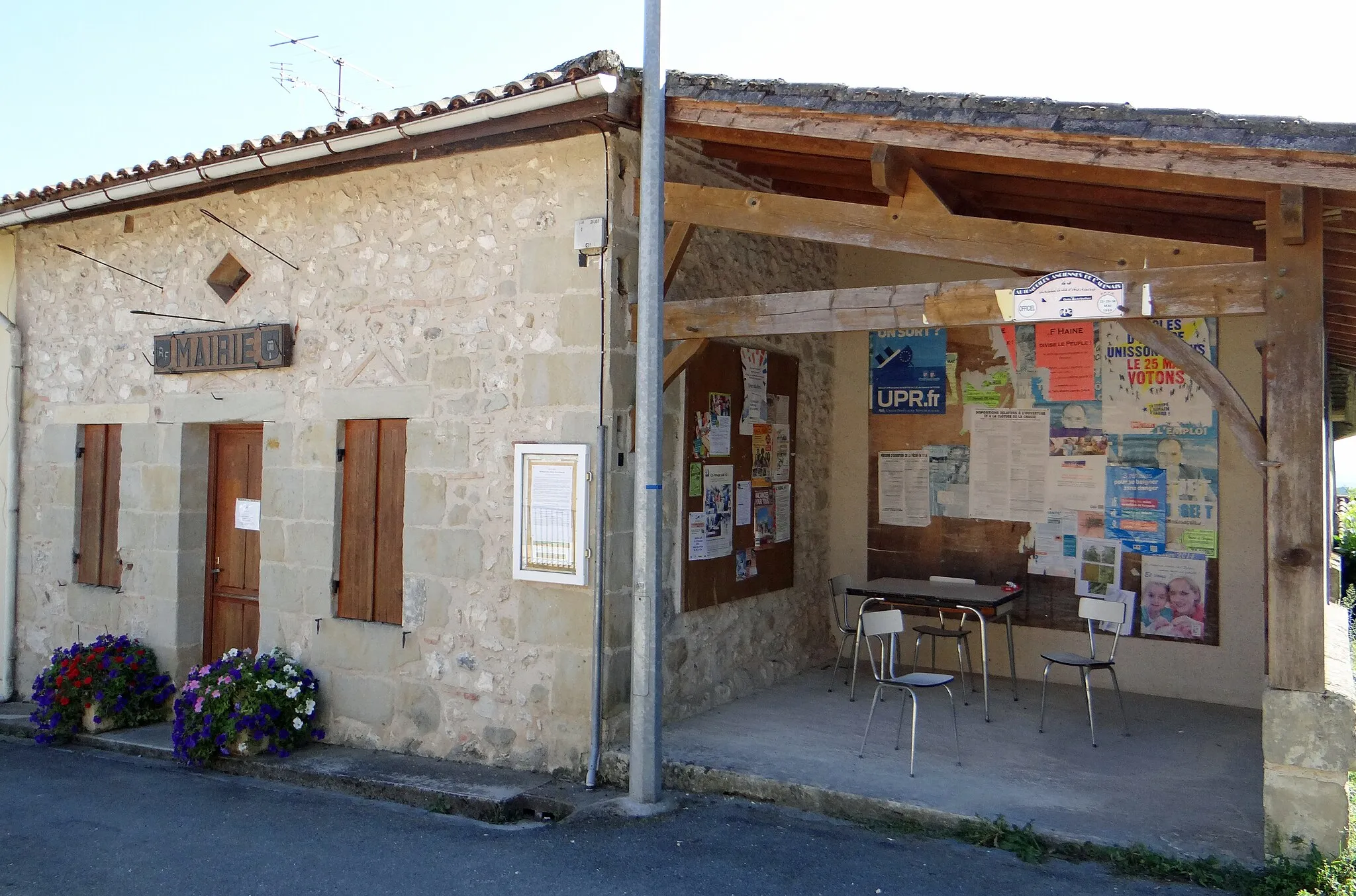 Photo showing: Tourtrès - Mairie