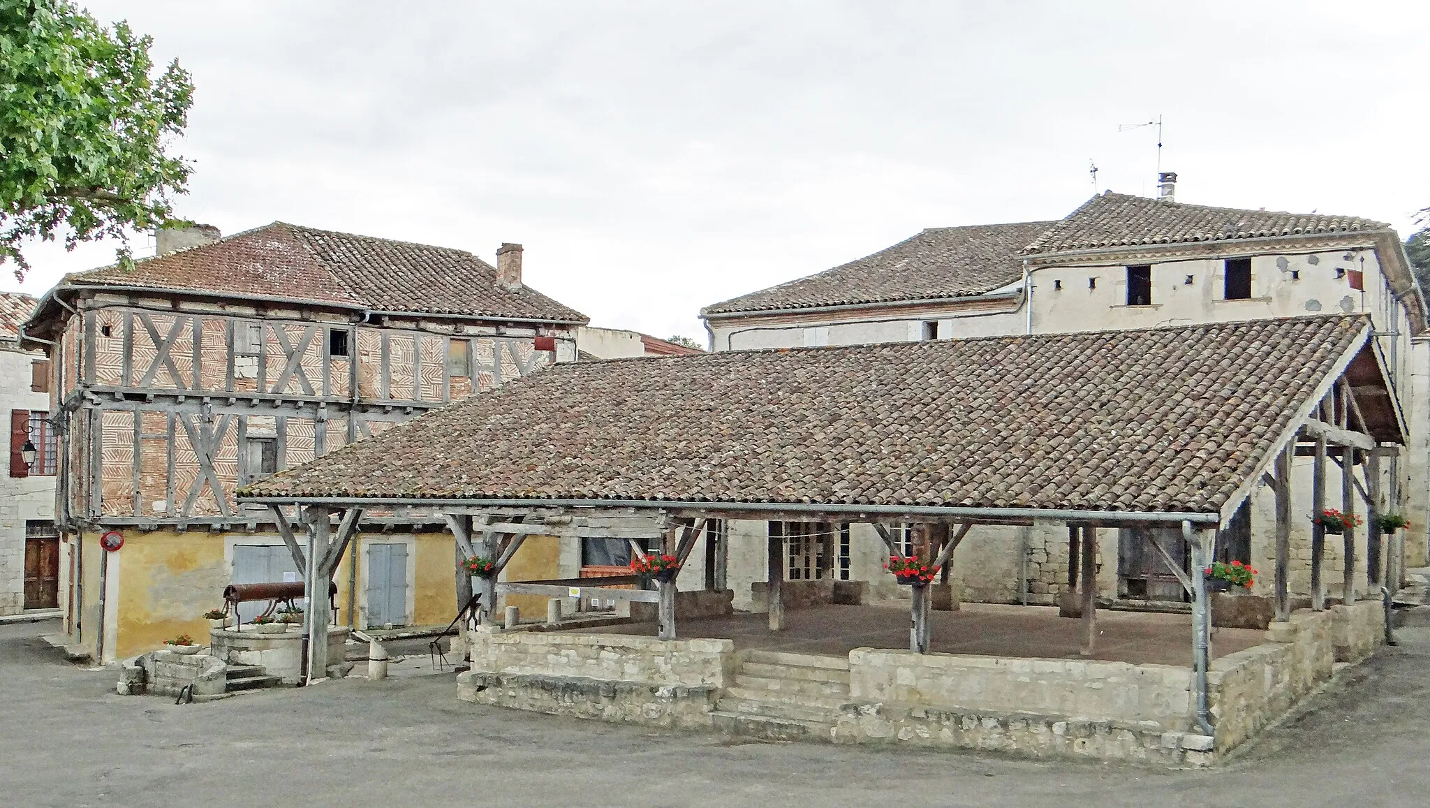 Photo showing: Saint-Maurin - Ensemble devant la mairie