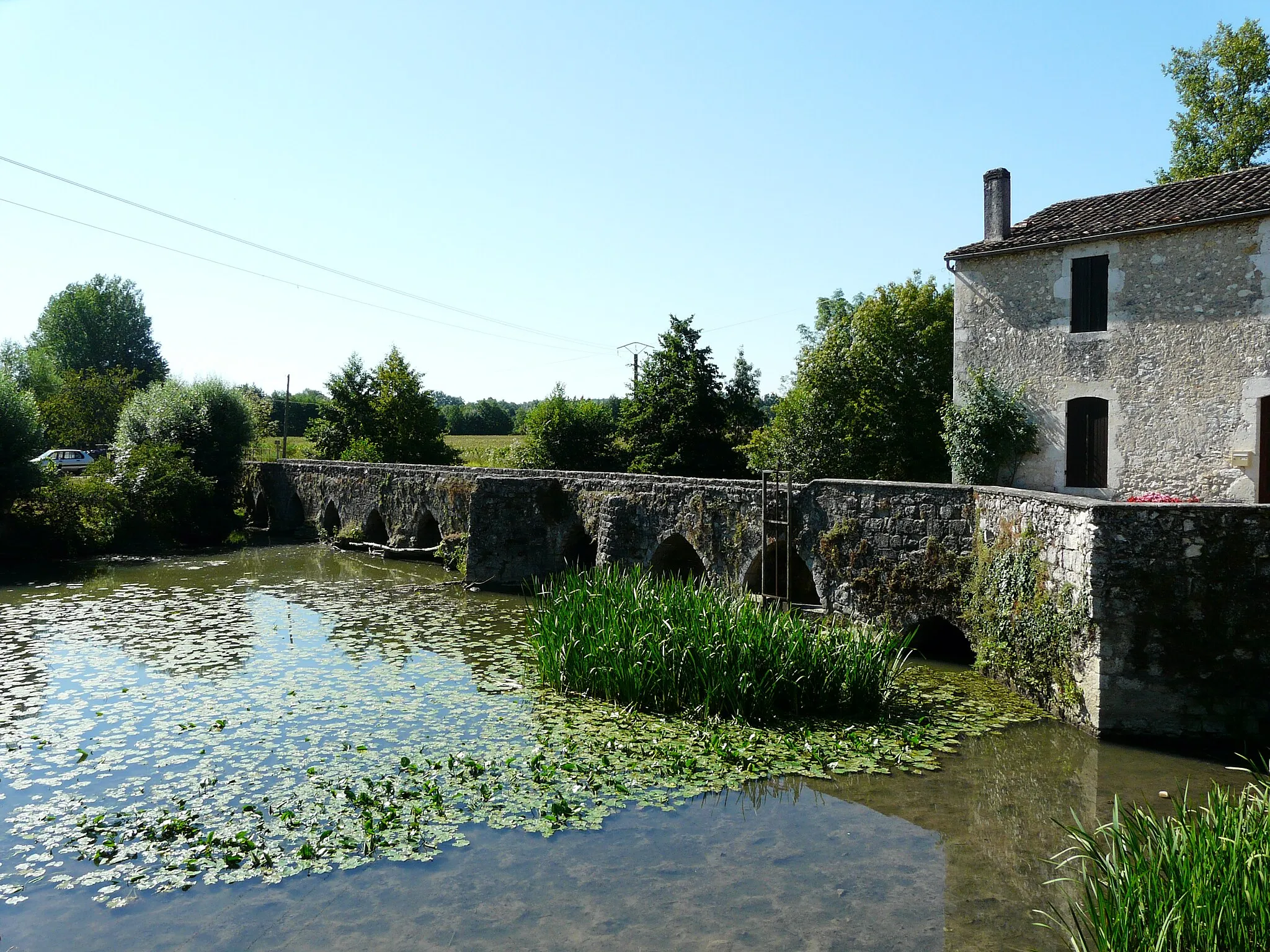 Photo showing: Le vieux pont sur le Dropt partagé entre les communes d'Agnac (à gauche) et de La Sauvetat-du-Dropt (à droite), Lot-et-Garonne, France.