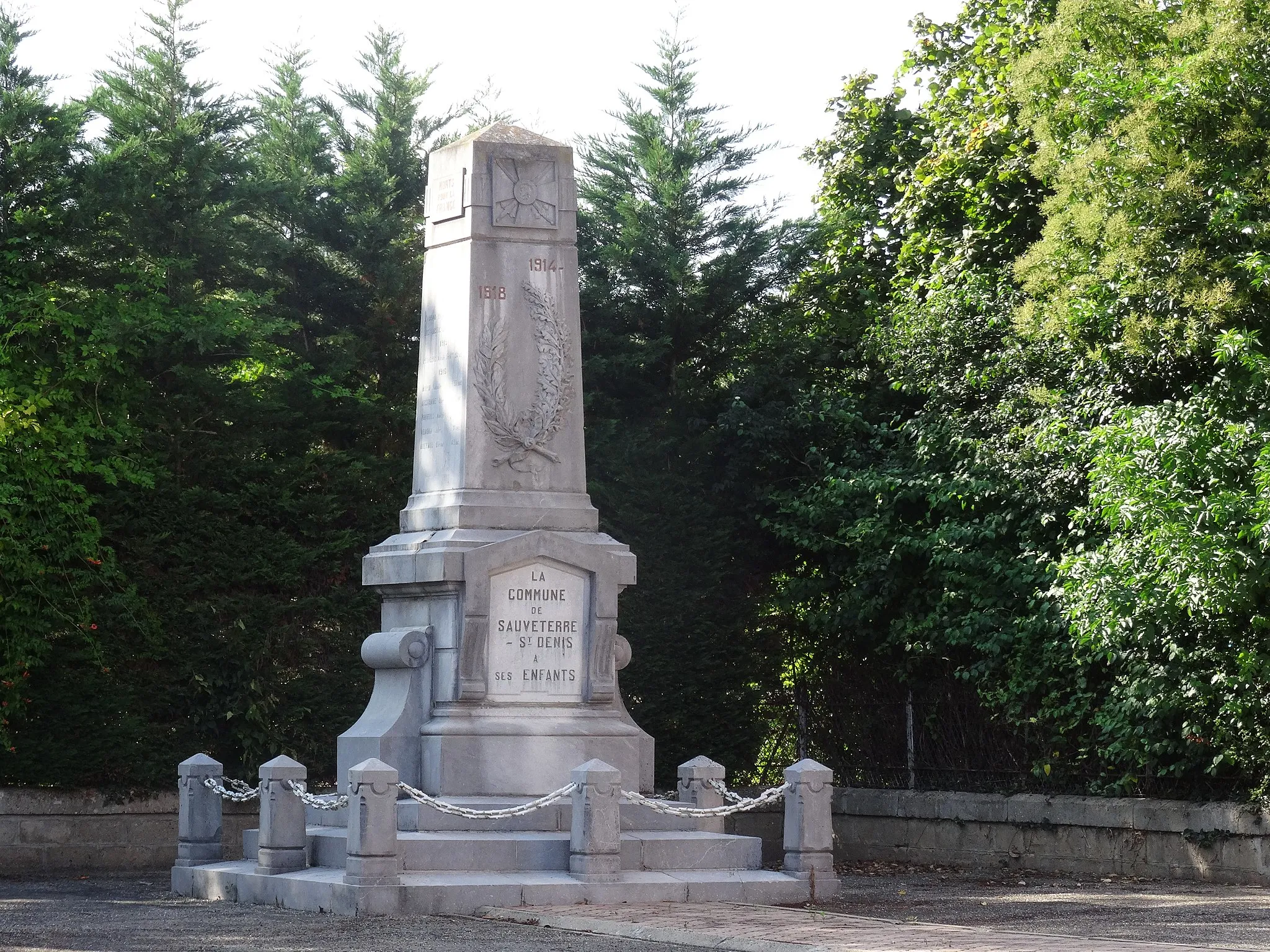 Photo showing: Sauveterre-Saint-Denis (47) : Monument aux morts, place du 19 mars 1962