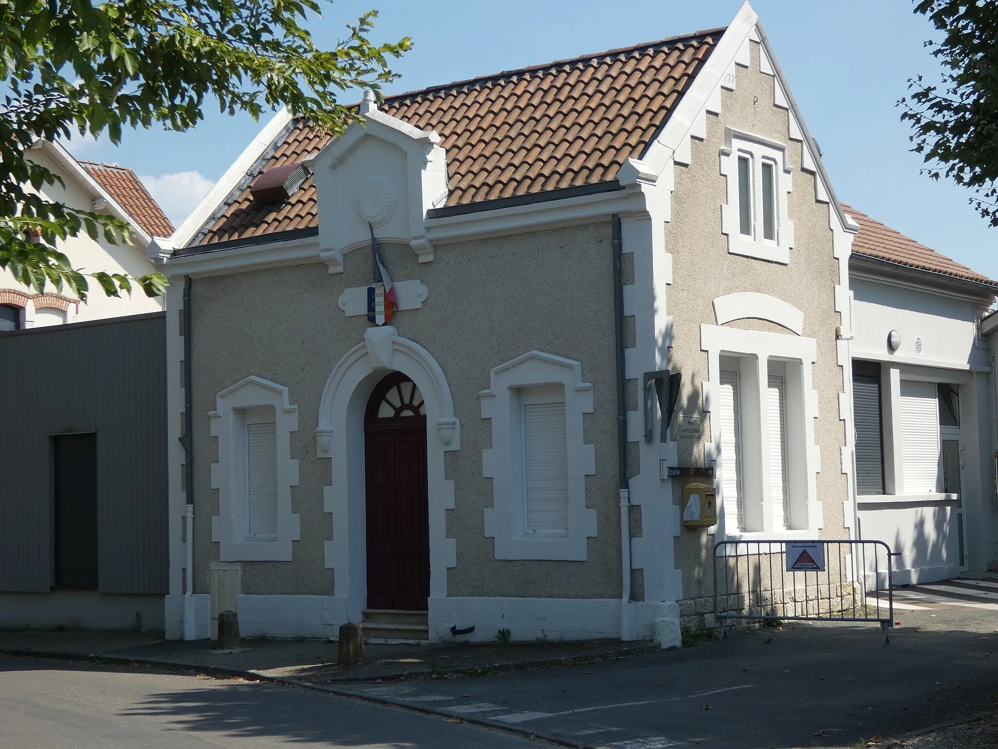 Photo showing: Saint Arnaud ancienne commune rattachée à Bajamont; il reste une annexe de la mairie communale.