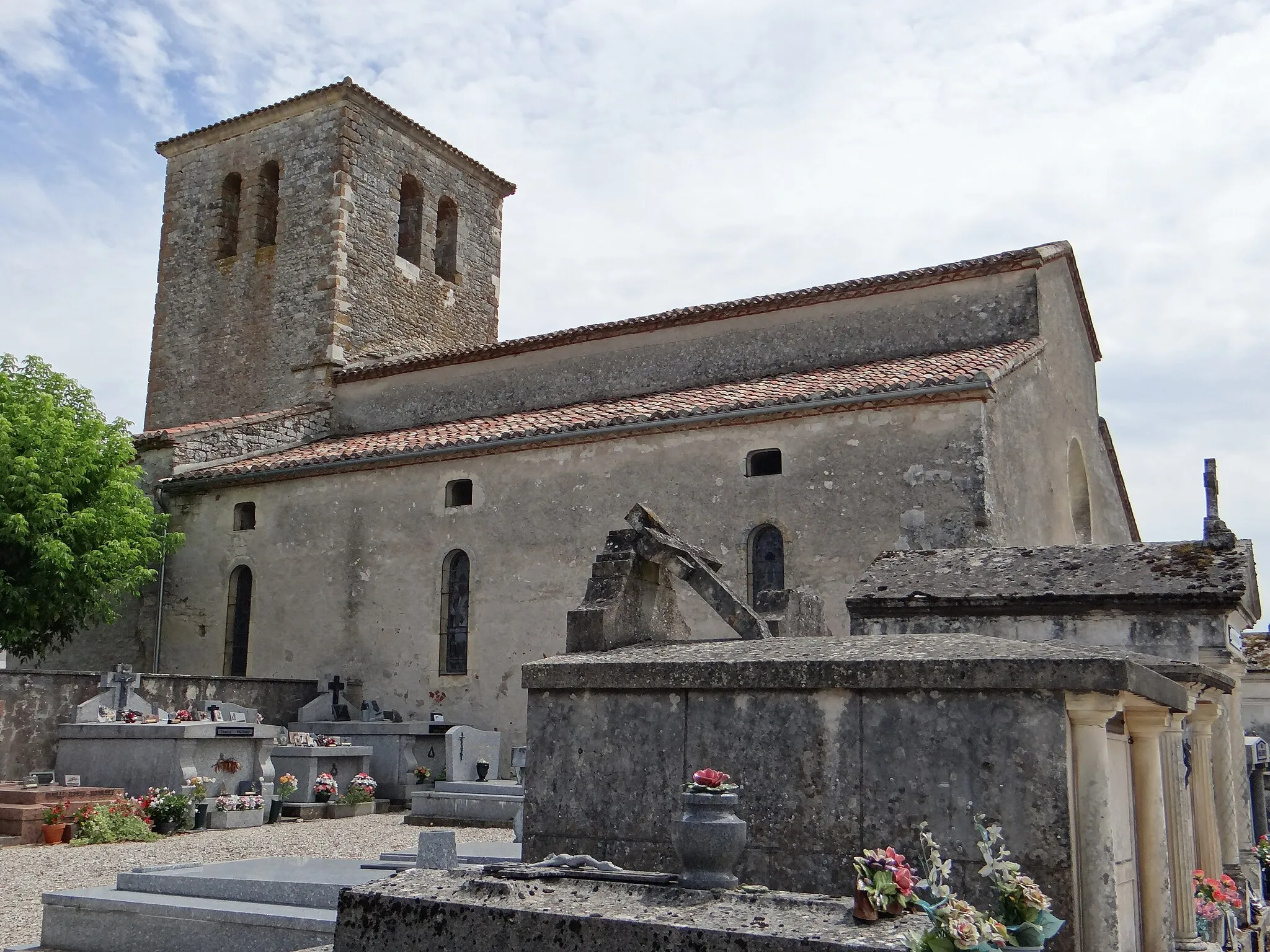 Photo showing: Bourlens - Église Saint-Pierre-aux-Liens - Vue depuis le cimetière