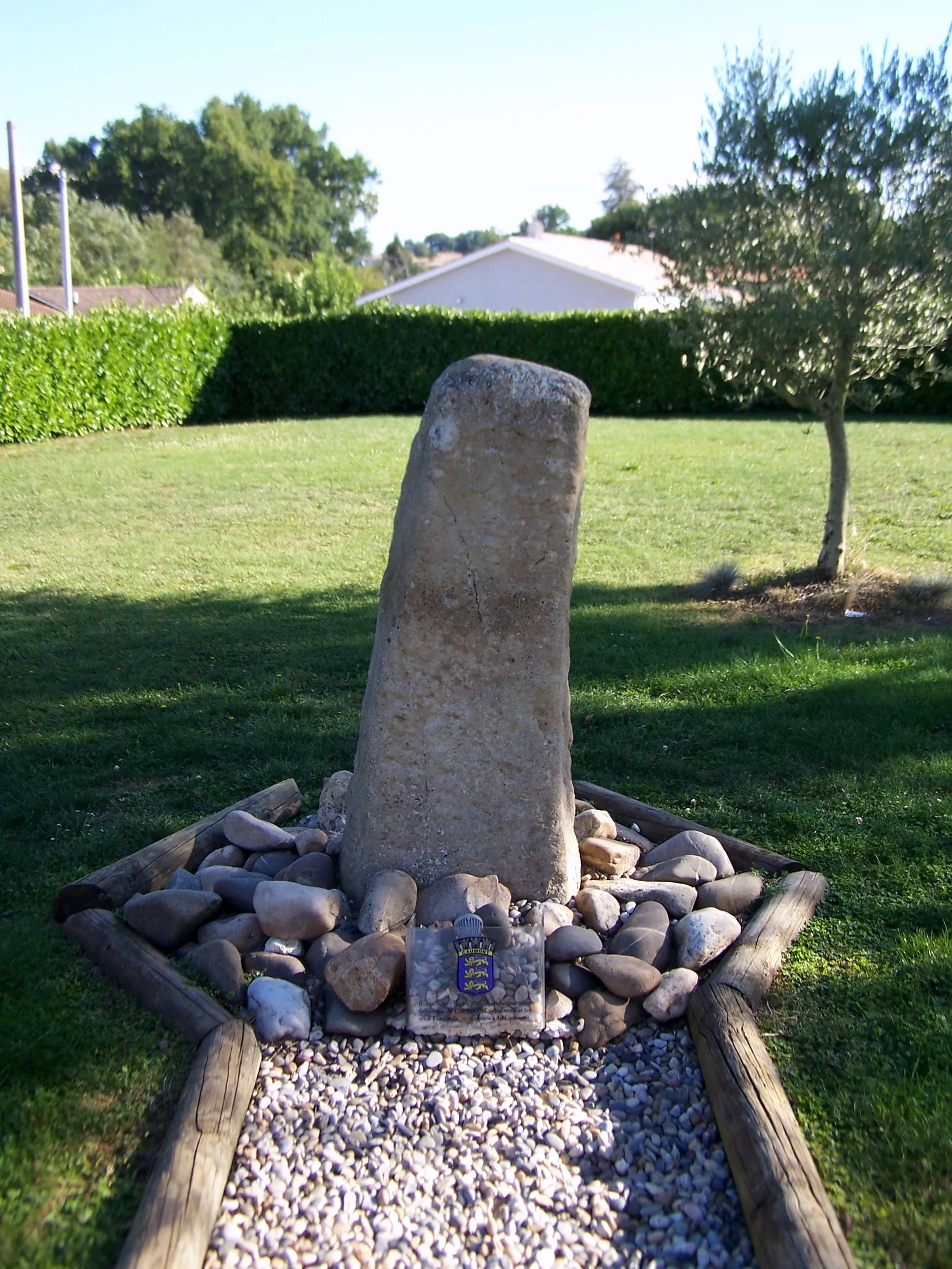 Photo showing: Seigneurial boundary stone in Caumont-sur-Garonne (Lot-et-Garonne, France)