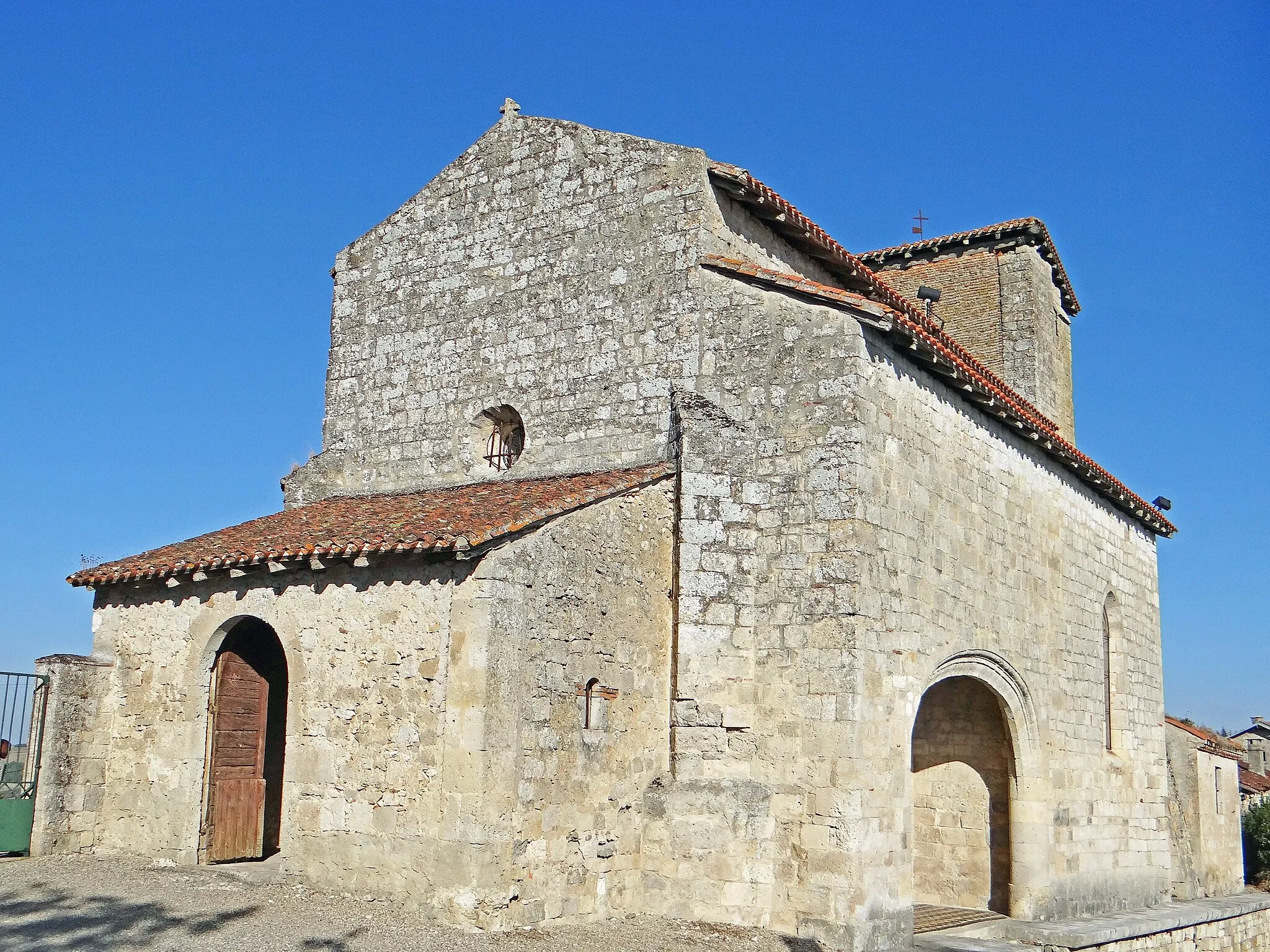 Photo showing: Saint-Hilaire-de-Lusignan - Église Saint-Basile de Lusignan-Grand - Entrée occidentale et portail sud