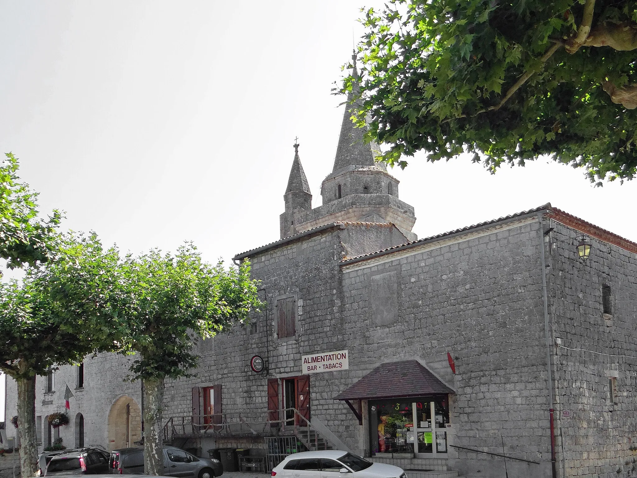 Photo showing: Sainte-Colombe-en-Bruilhois - Le rempart du côté du couchant repris dans des bâtiments