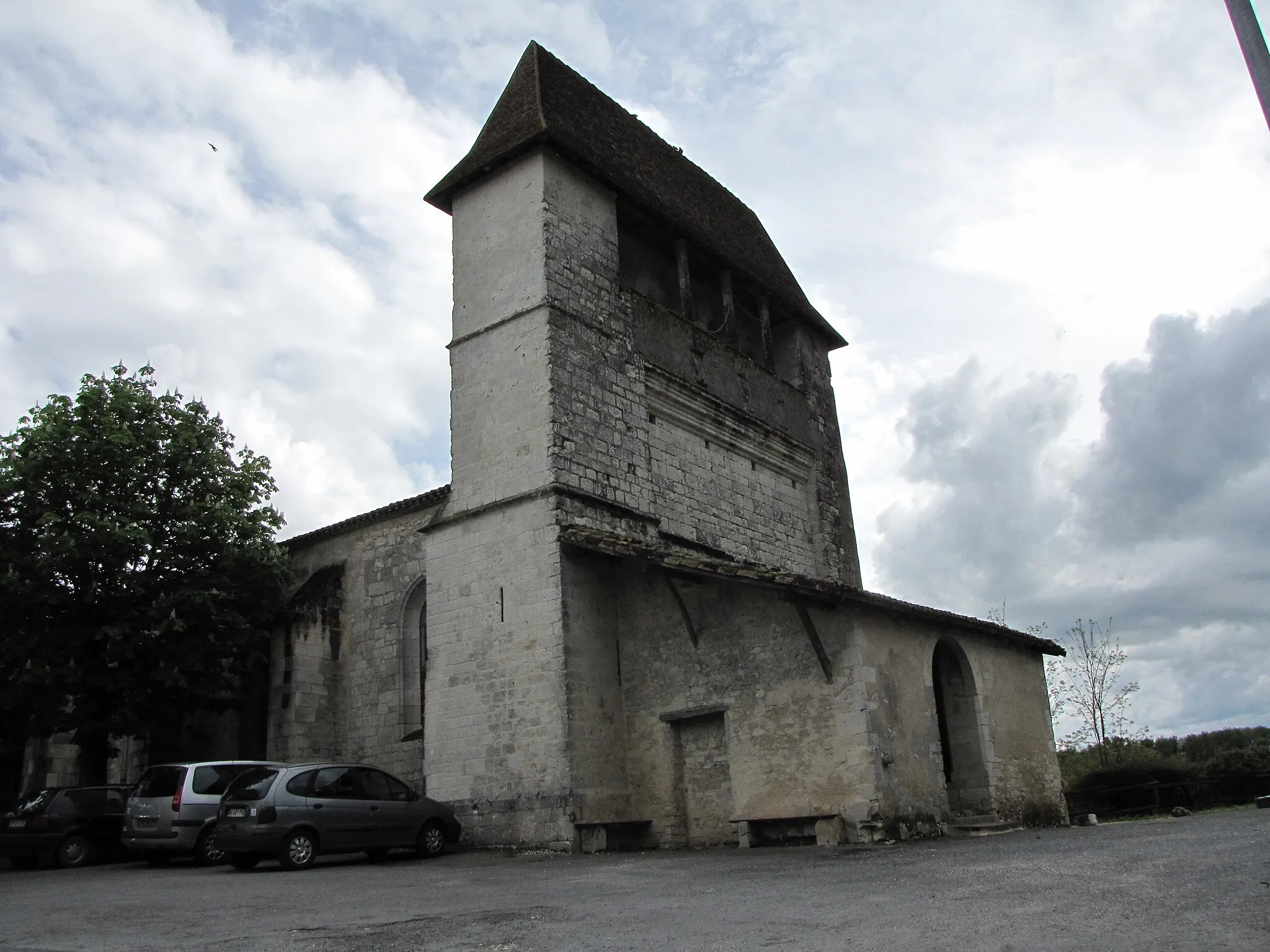 Photo showing: Église Saint-Pierre de Montaut, Montaut, Lot-et-Garonne. Vue depuis le nord sur son porche à droite (façade orientée nord-ouest), et sur son clocher à arcades encadré de deux tours carrées reliées par un passage.