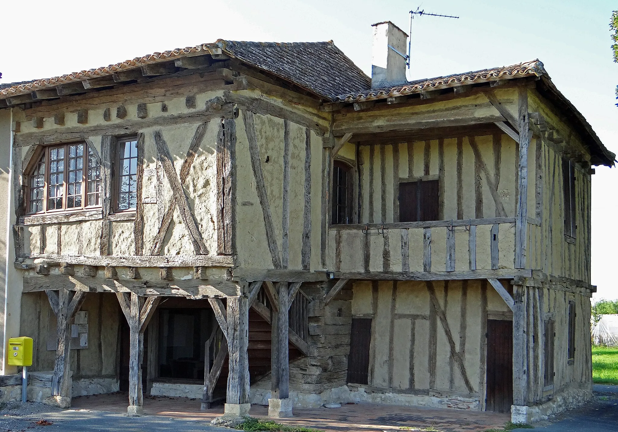 Photo showing: This building is indexed in the base Mérimée, a database of architectural heritage maintained by the French Ministry of Culture, under the reference PA00084291 .