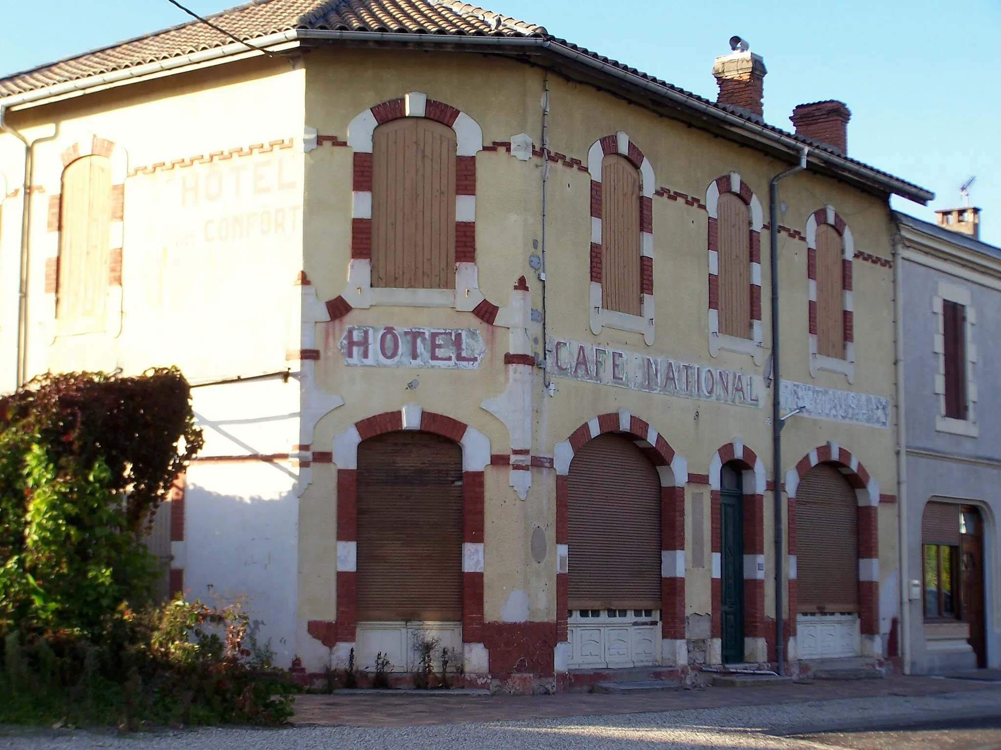 Photo showing: Ghost sign Café national in Houeillès (Lot-et-Garonne, France)