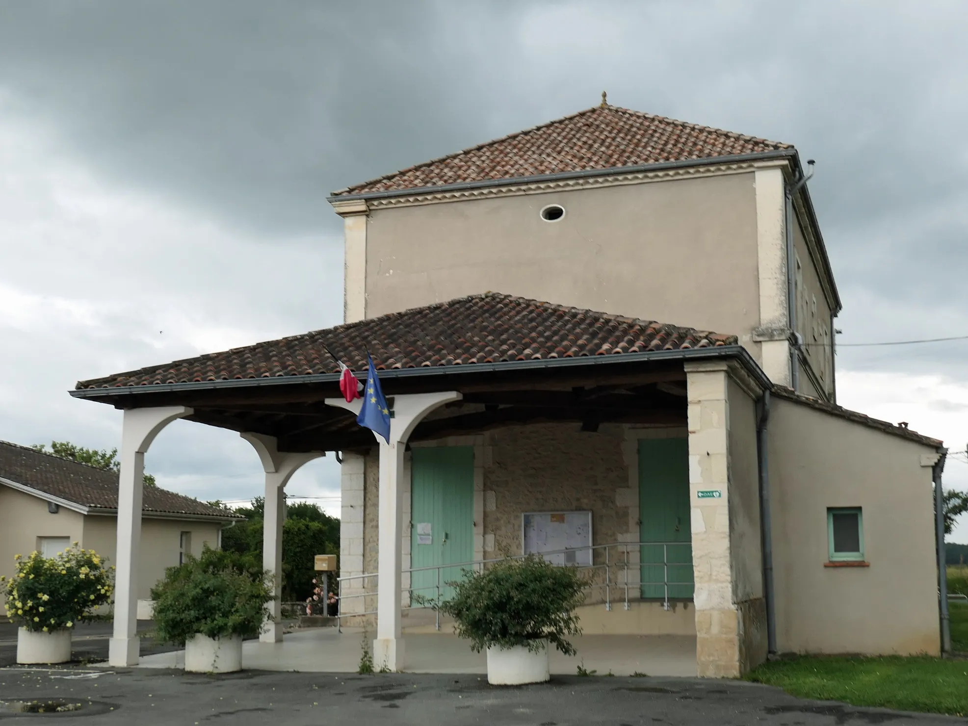 Photo showing: l'entrée est précédée d'une terrasse à arcades couverte en tuiles