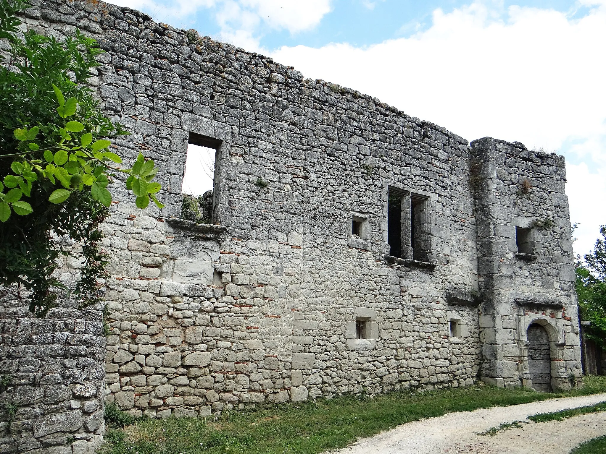 Photo showing: Saint-Pastour - Château ou maison forte - Façade sur la rue du château