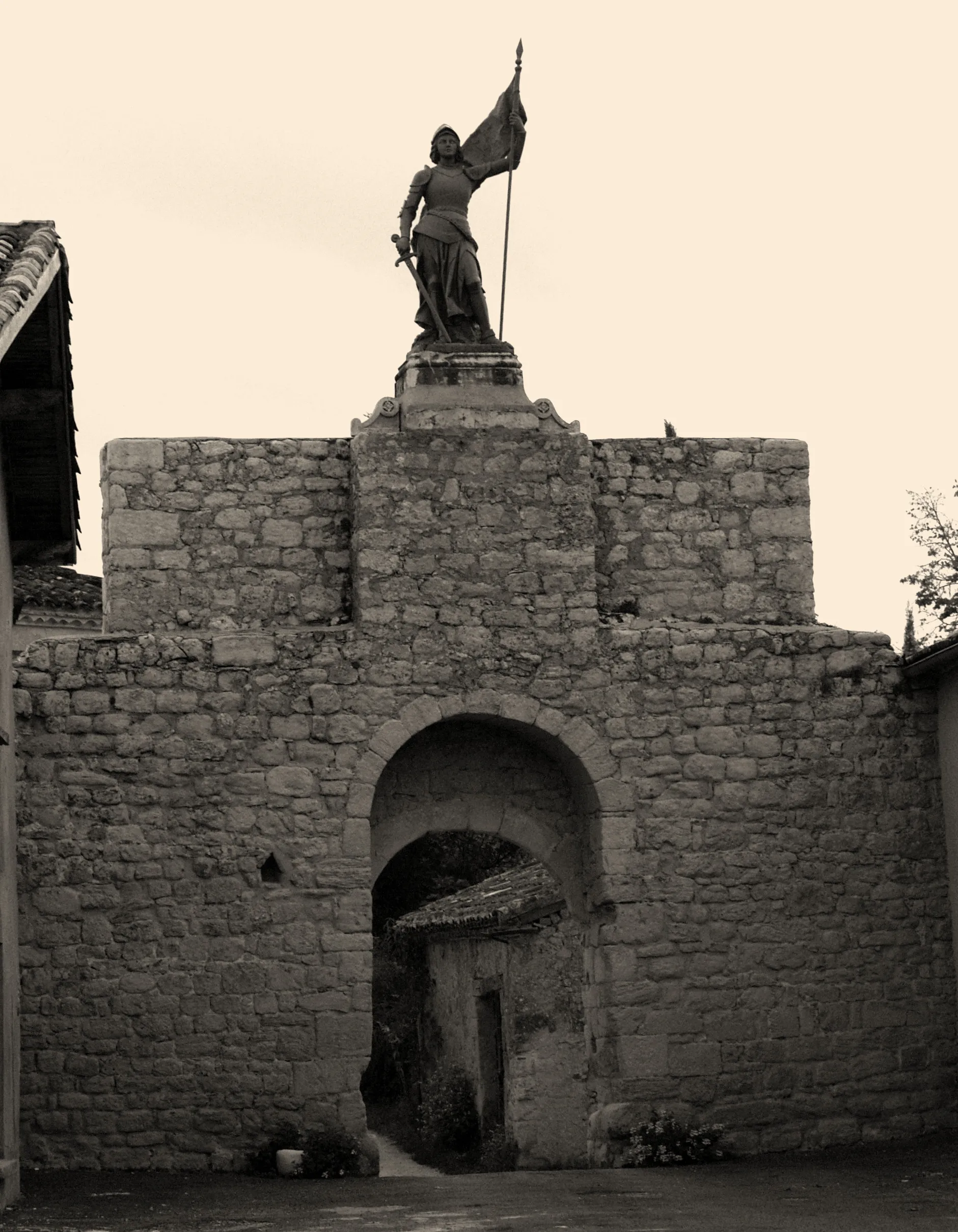 Photo showing: This building is indexed in the base Mérimée, a database of architectural heritage maintained by the French Ministry of Culture, under the reference PA00084286 .