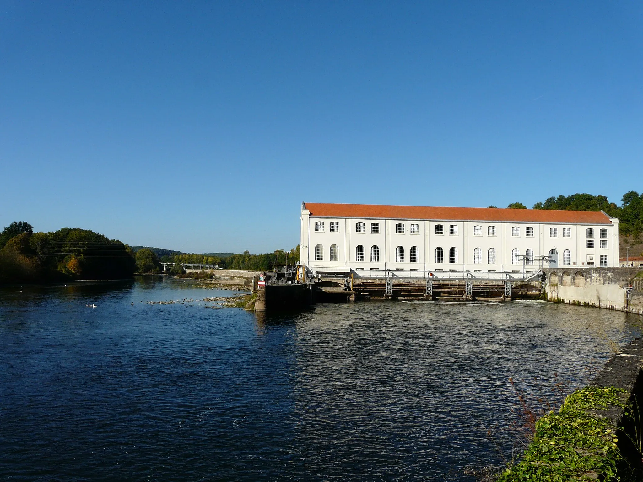 Photo showing: La centrale hydroélectrique de Mauzac, Badefols-sur-Dordogne, Dordogne, France. Au fond, une partie du barrage de Mauzac.