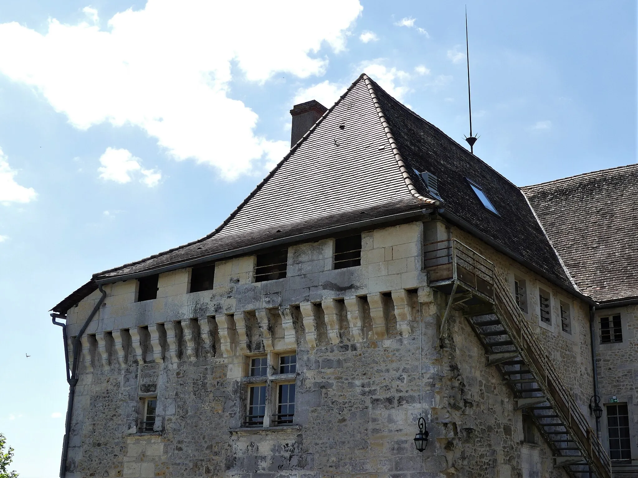 Photo showing: Chemin de ronde du manoir de Beauregard, Beauregard-et-Bassac, Dordogne, France.