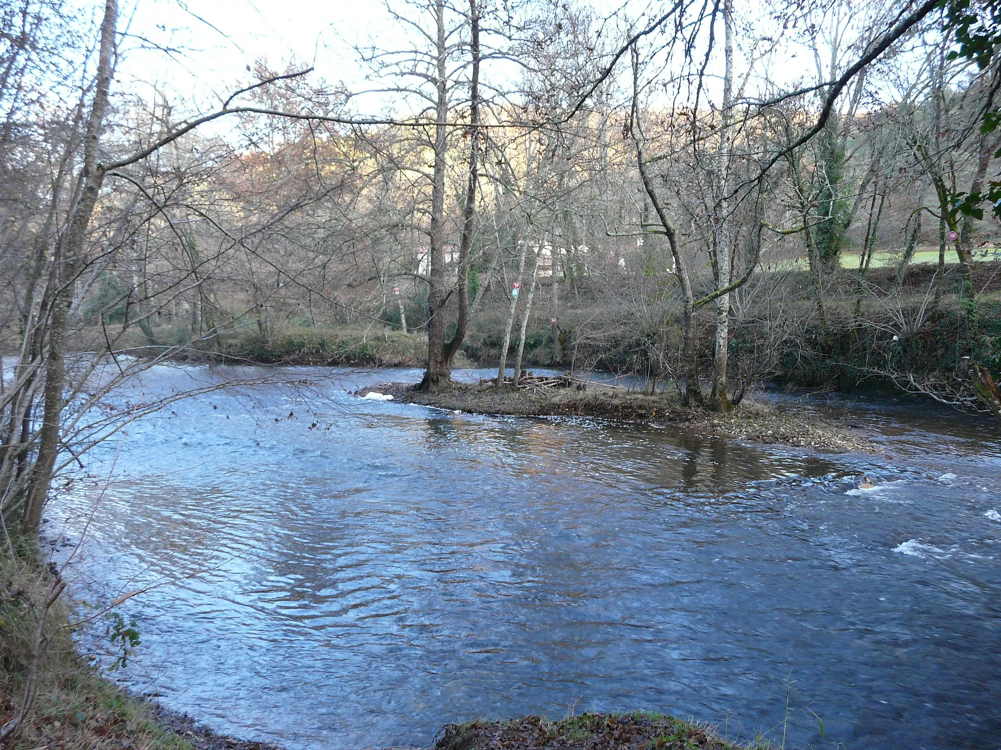 Photo showing: L'Auvézère au sud du lieu-dit Laborde (ou la Borde), Le Change, Dordogne, France. La rive opposée est sur la commune de Blis-et-Born. Vue prise en direction de l'amont.