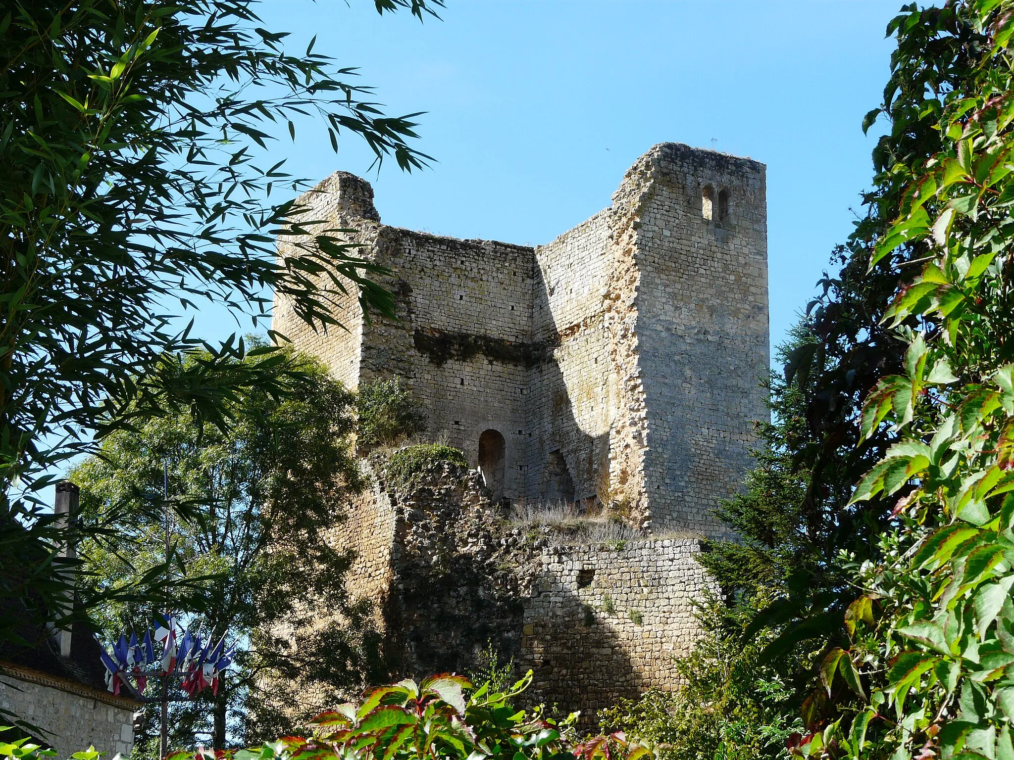 Photo showing: Les ruines du donjon du château de Clérans, Cause-de-Clérans, Dordogne, France.
