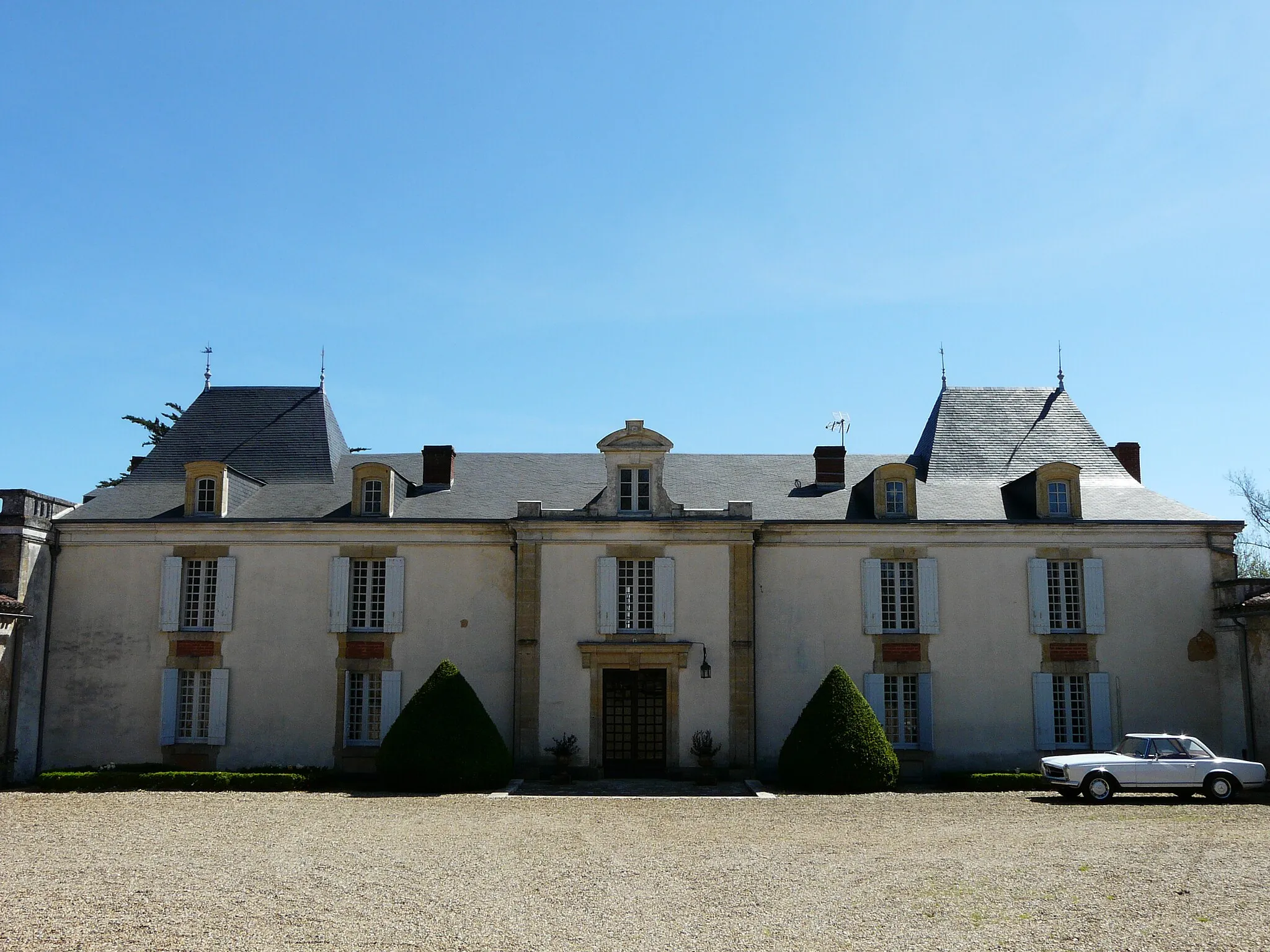 Photo showing: La façade nord du château de la Pommerie, Cendrieux, Dordogne, France.