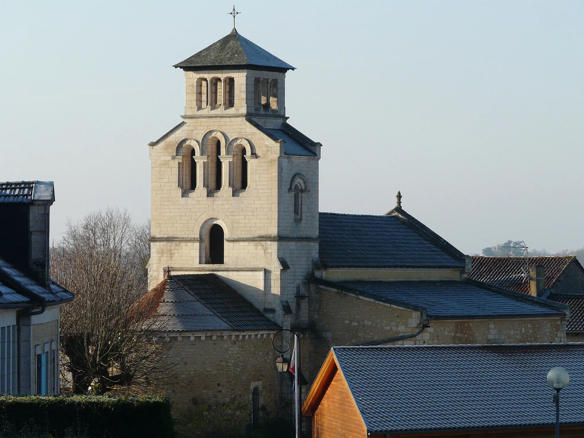 Photo showing: L'église Saint-Saturnin de Chalagnac vue du nord-est, Dordogne, France.