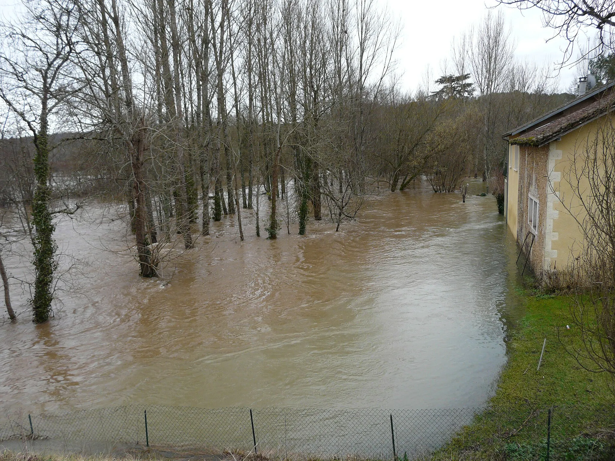 Photo showing: Crues de l'Auvézère à la Roquette, Eyliac, Dordogne, France. Vue vers l'amont.