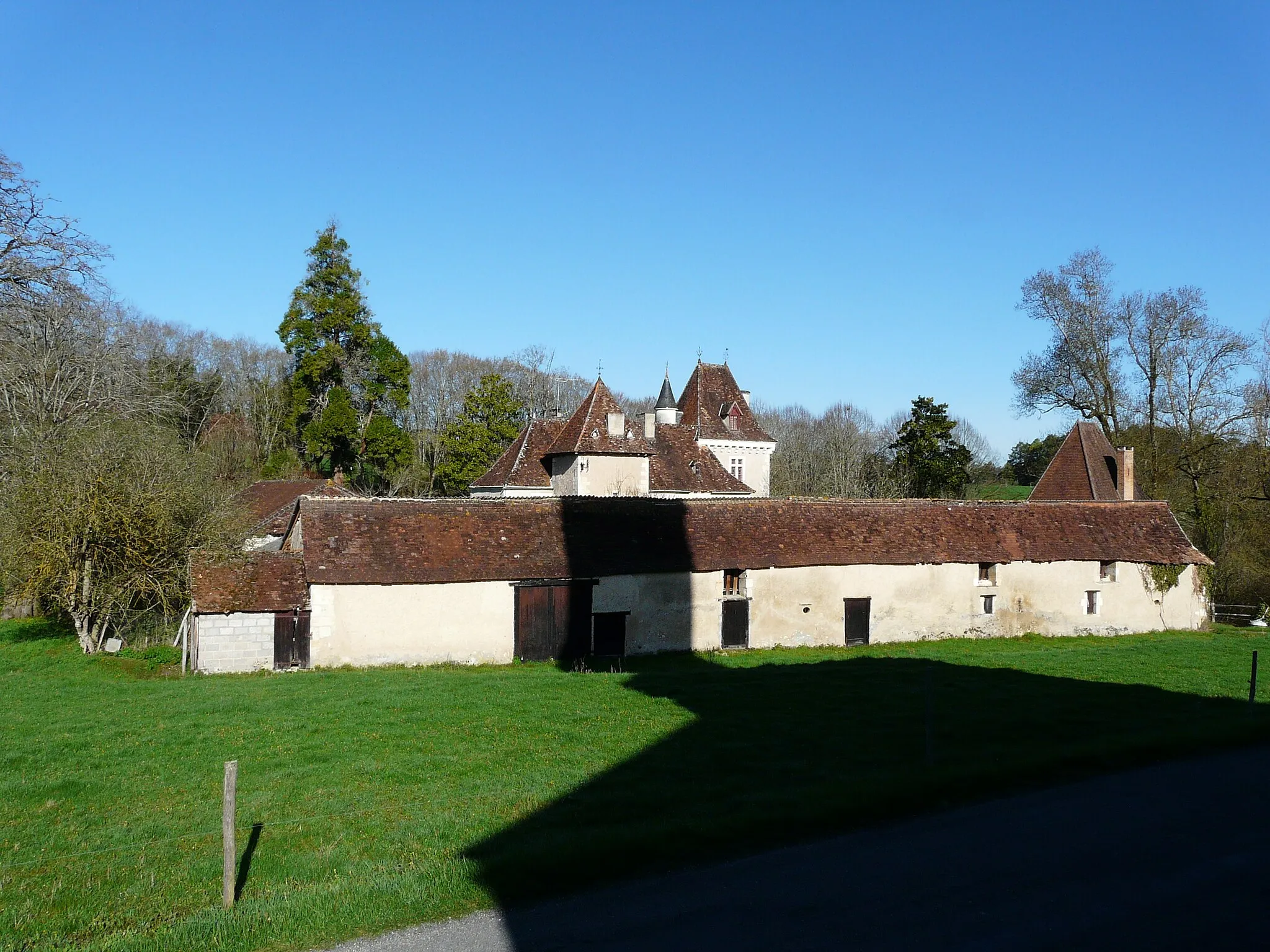 Photo showing: Le château d'Eyliac vu du sud-est, Dordogne, France.