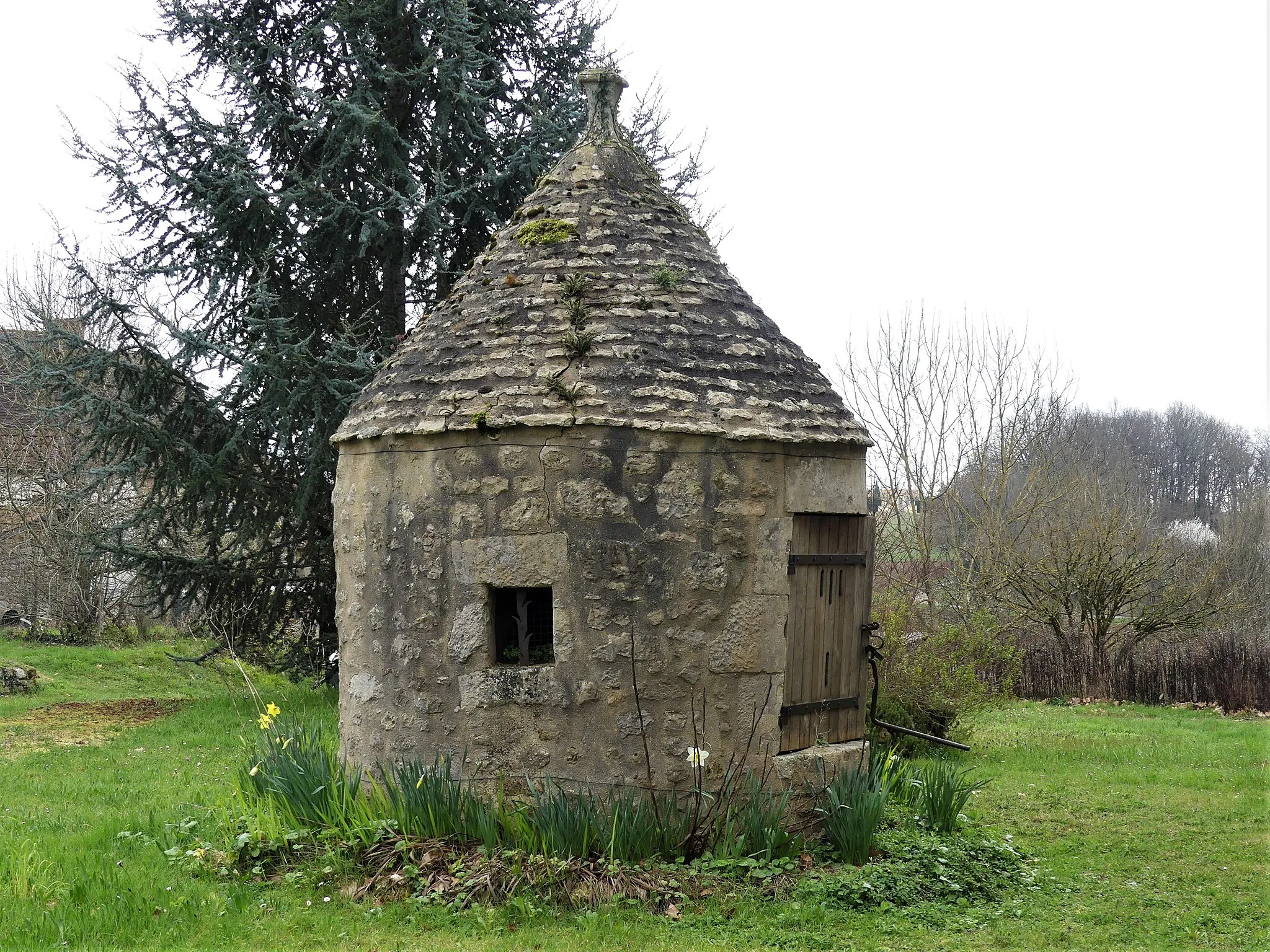 Photo showing: Puits couvert à côte de l'église, Fouleix, Dordogne, France.
