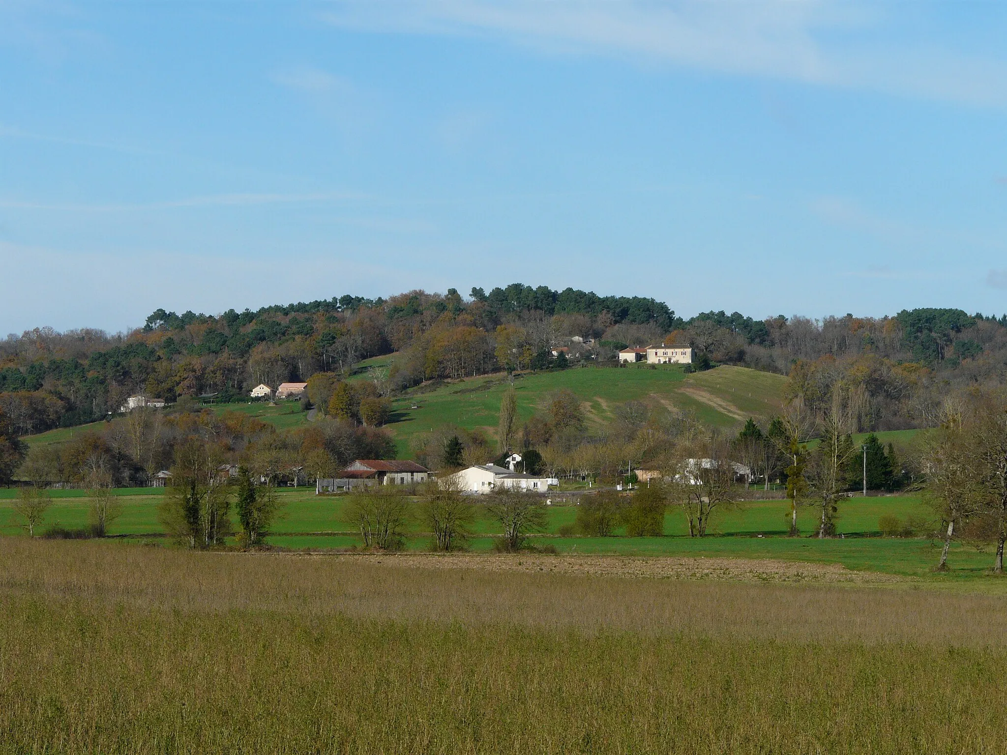 Photo showing: La vallée du Vern et ses coteaux nord. Vue prise en direction de Chante-Alouette, les Virades et la Brande (Saint-Paul-de-Serre) depuis le village de Grun (Grun-Bordas) ; Dordogne, France.