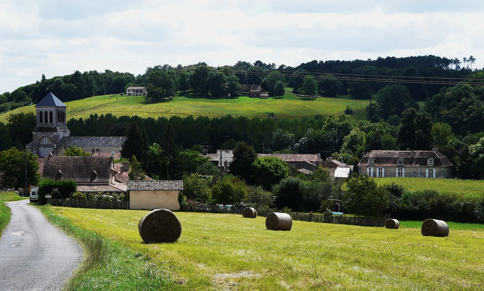 Photo showing: Le village d'Issac