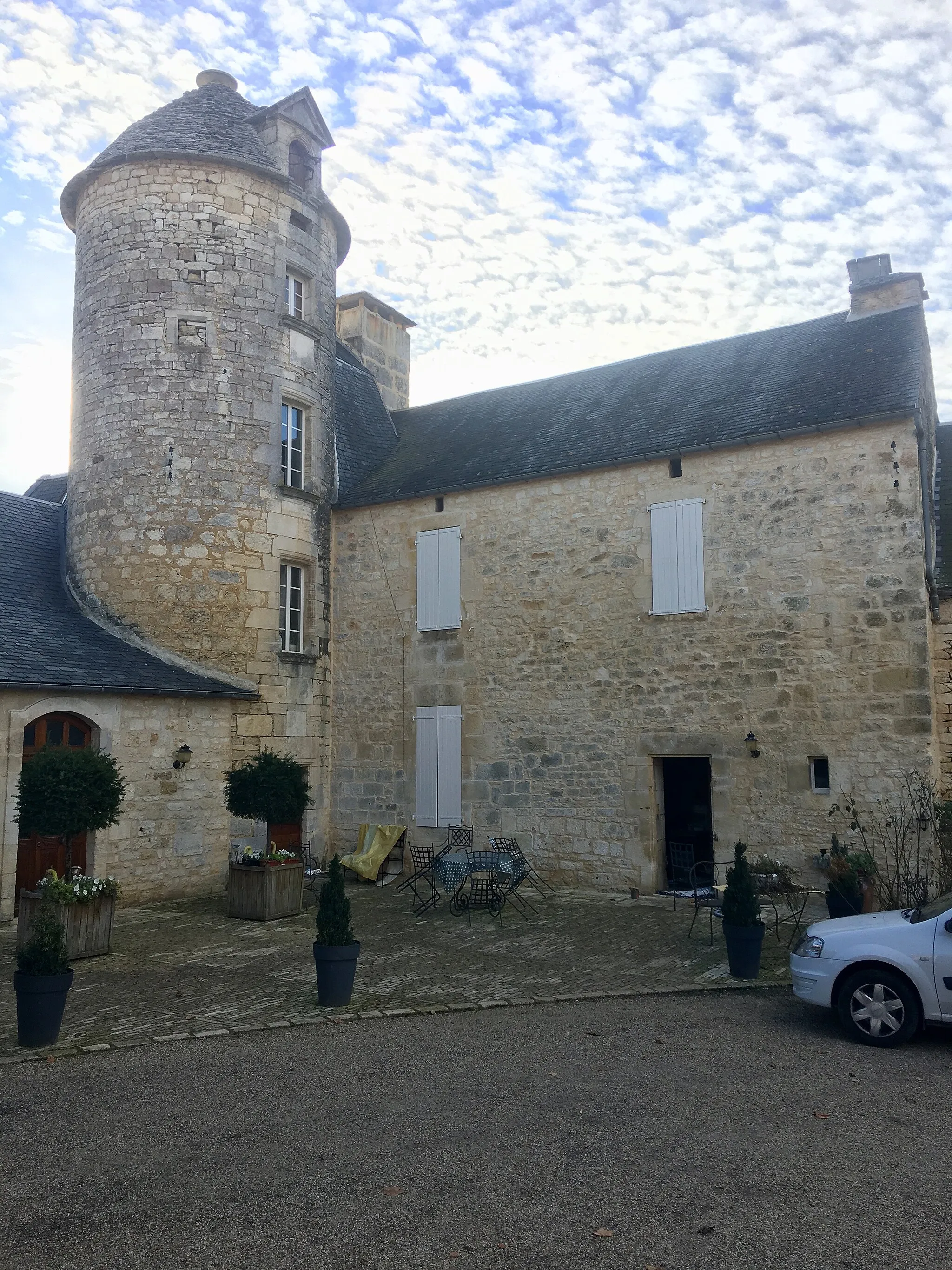 Photo showing: En 1590, le donjon était déjà probablement ruiné, faute de moyens pour l’entretenir ; Léonarde et Catherine de Carbonnières, filles de Charles de Carbonnières, font alors construire dans l'enceinte des remparts, un châtelet accolé d'une tour ronde.