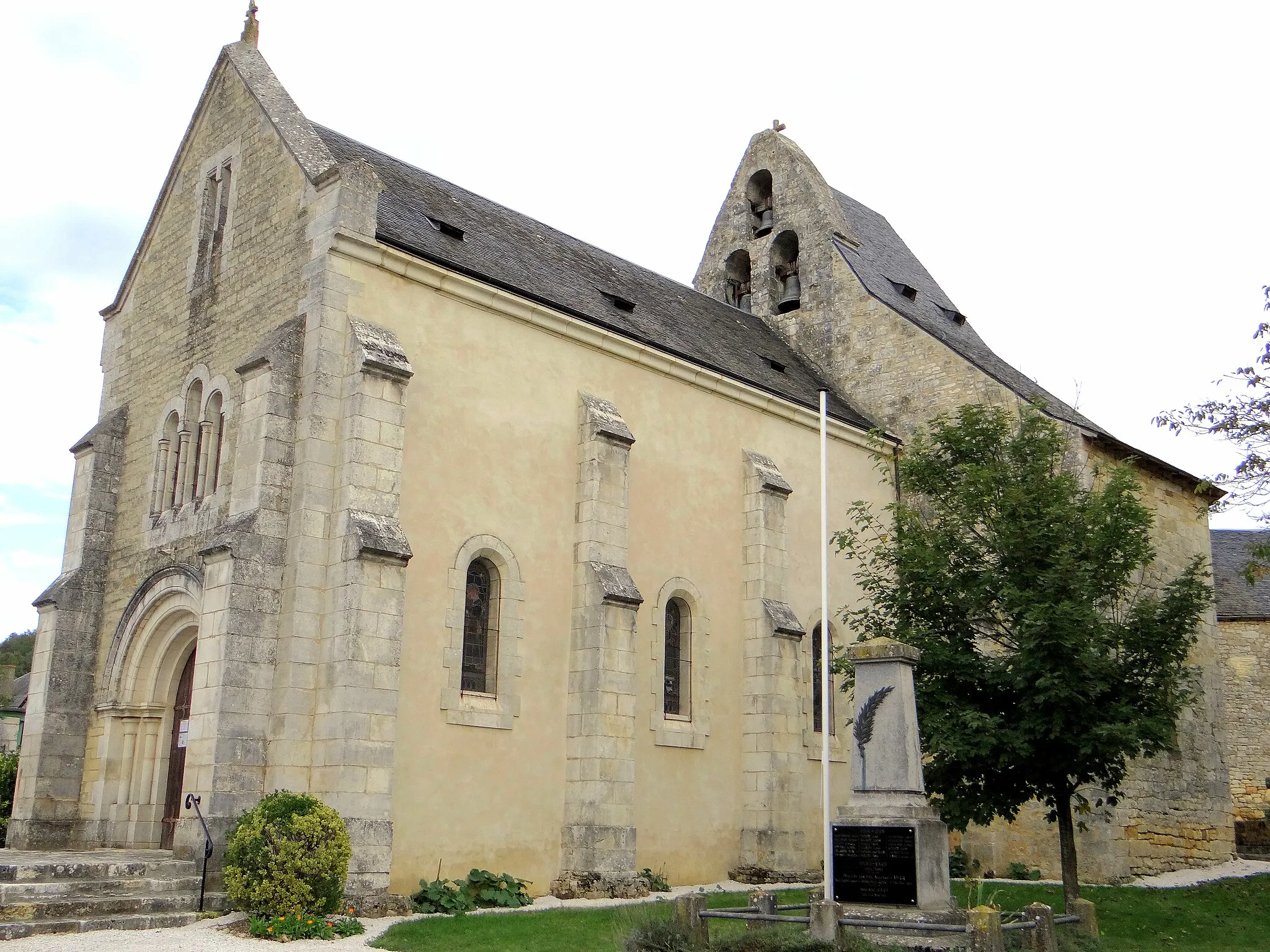 Photo showing: Jayac - Église Saint-Julien et monument aux morts