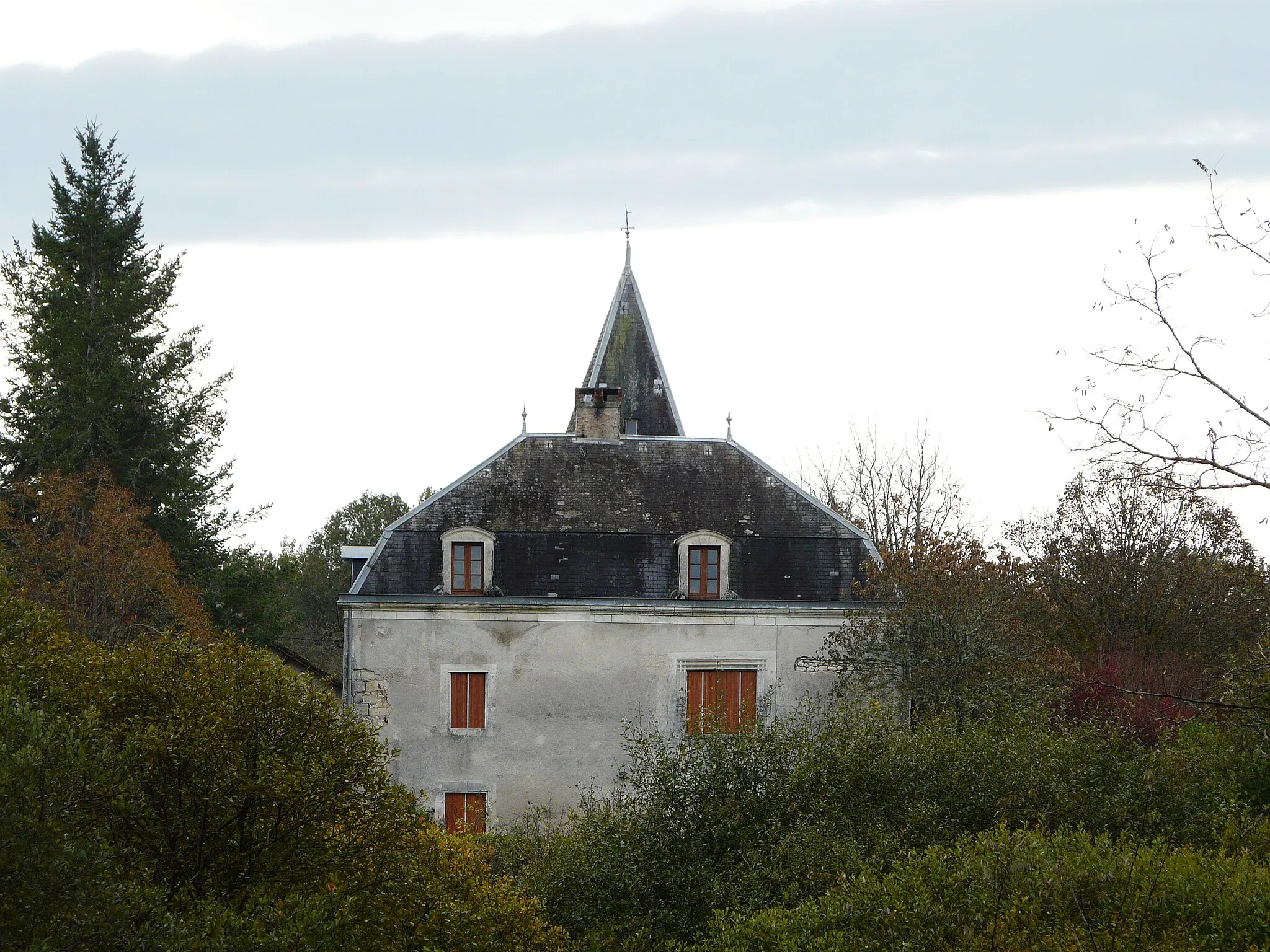 Photo showing: Le château de l'Étang, Limeyrat, Dordogne, France.