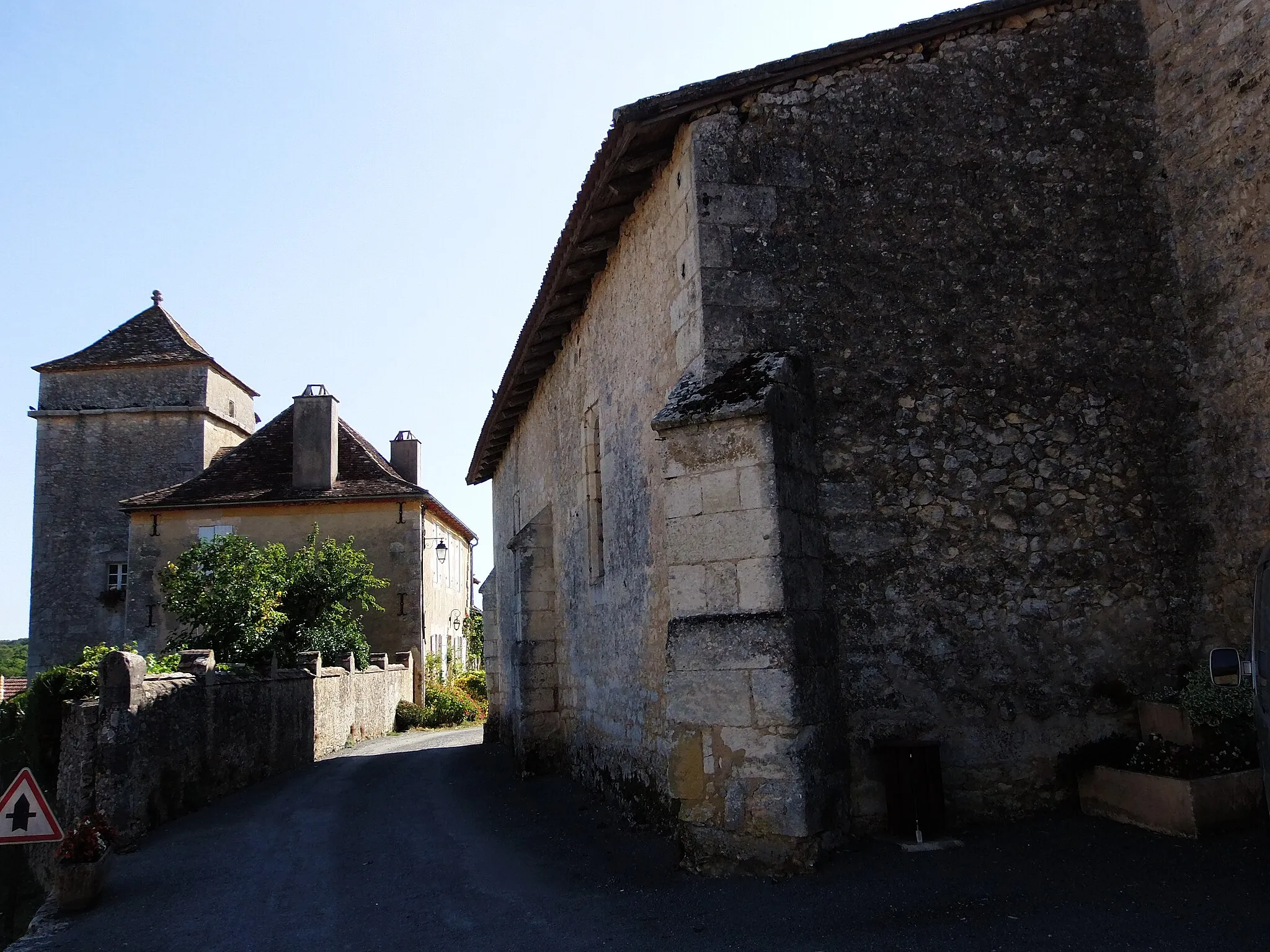 Photo showing: Liorac-sur-Louyre, commune française située en Dordogne. Passage le long de l'église Saint-Martin.