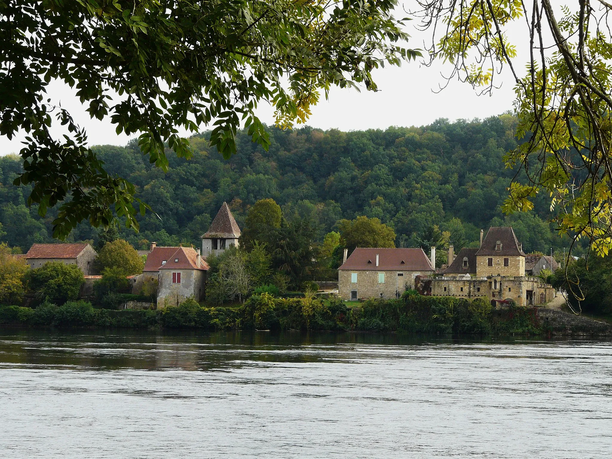 Photo showing: Au bord de la Dordogne, le village de Pontours, Dordogne, France.