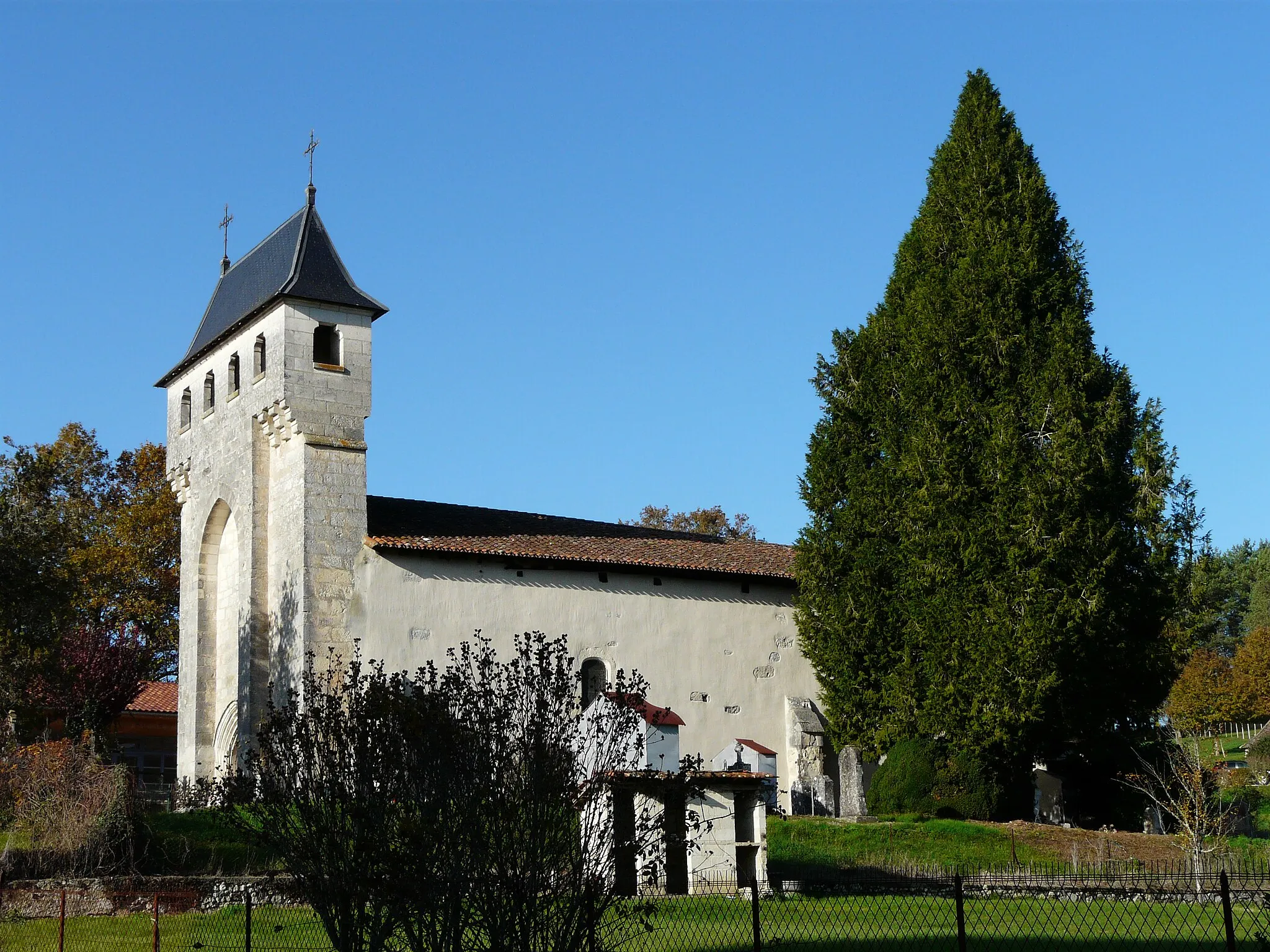 Photo showing: Le côté sud de l'église Saint-Antoine de Saint-Antoine-d'Auberoche, Dordogne, France.