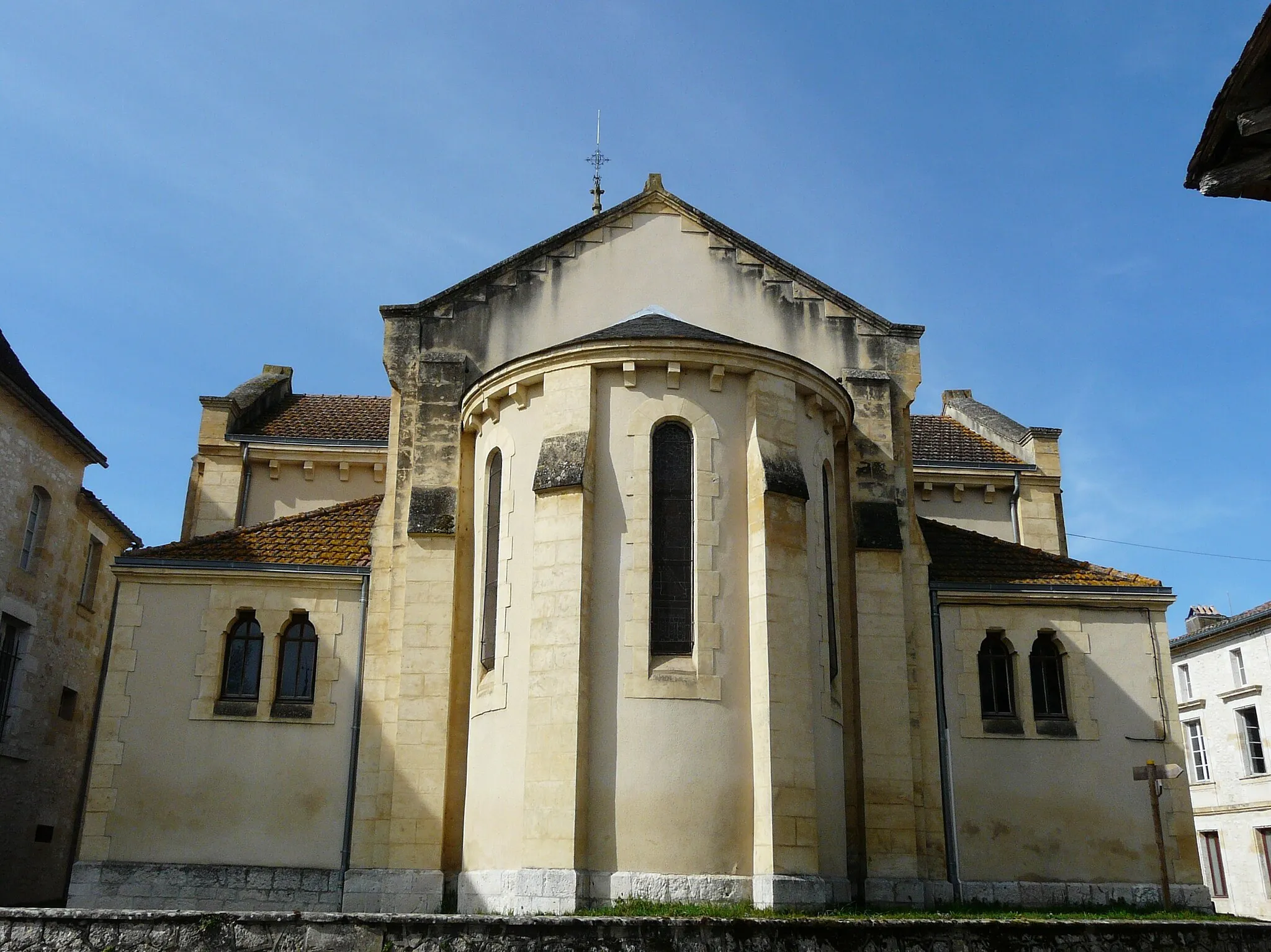 Photo showing: Le chevet de l'église Saint-Aubin, Saint-Aubin-de-Lanquais, Dordogne, France.