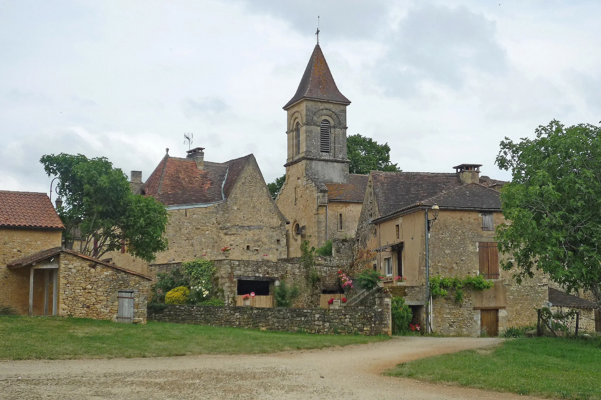 Photo showing: Older village buildings with colorful flowers, Perigord, France