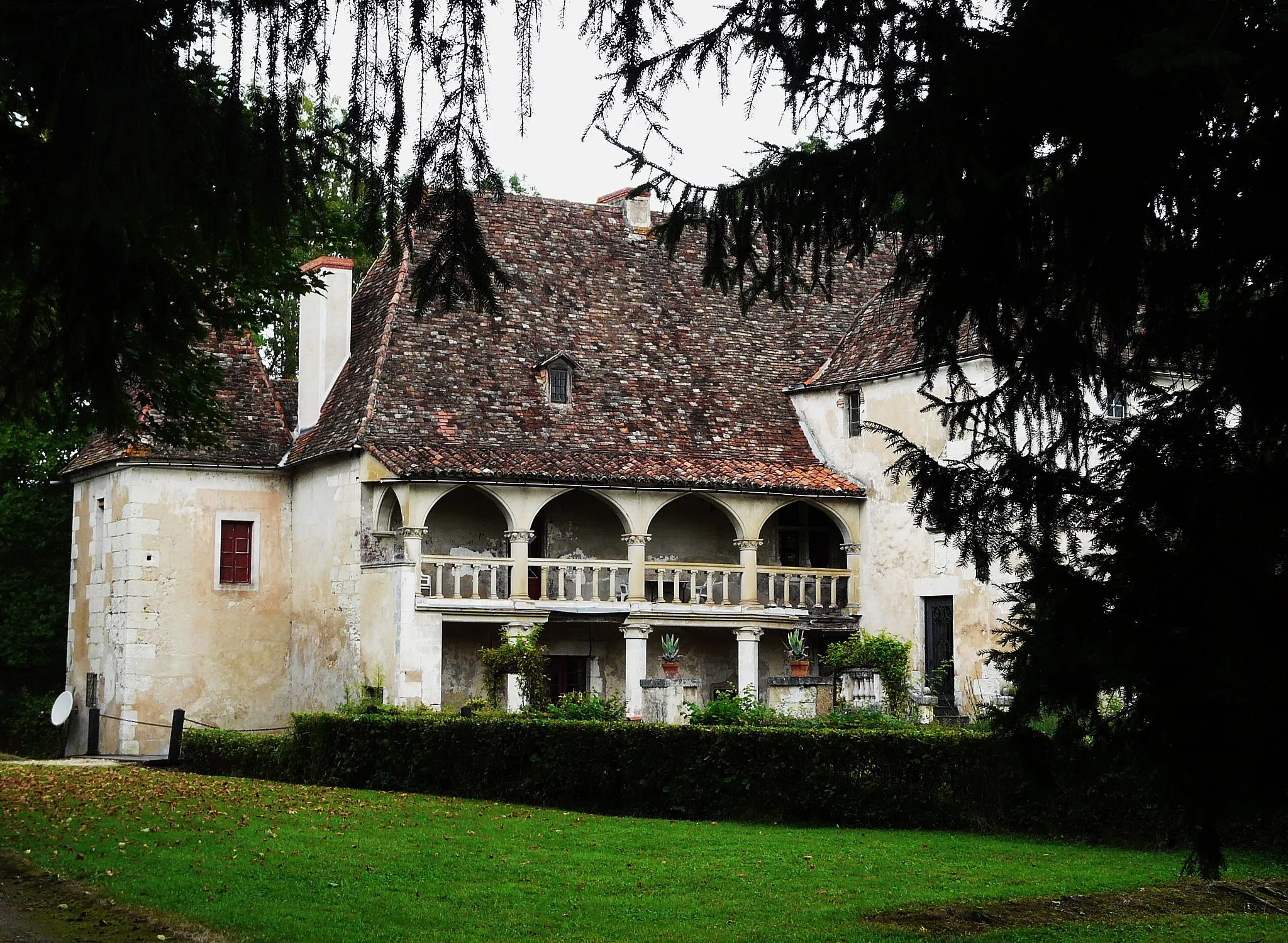 Photo showing: This building is inscrit au titre des monuments historiques de la France. It is indexed in the base Mérimée, a database of architectural heritage maintained by the French Ministry of Culture, under the reference PA00083080 .