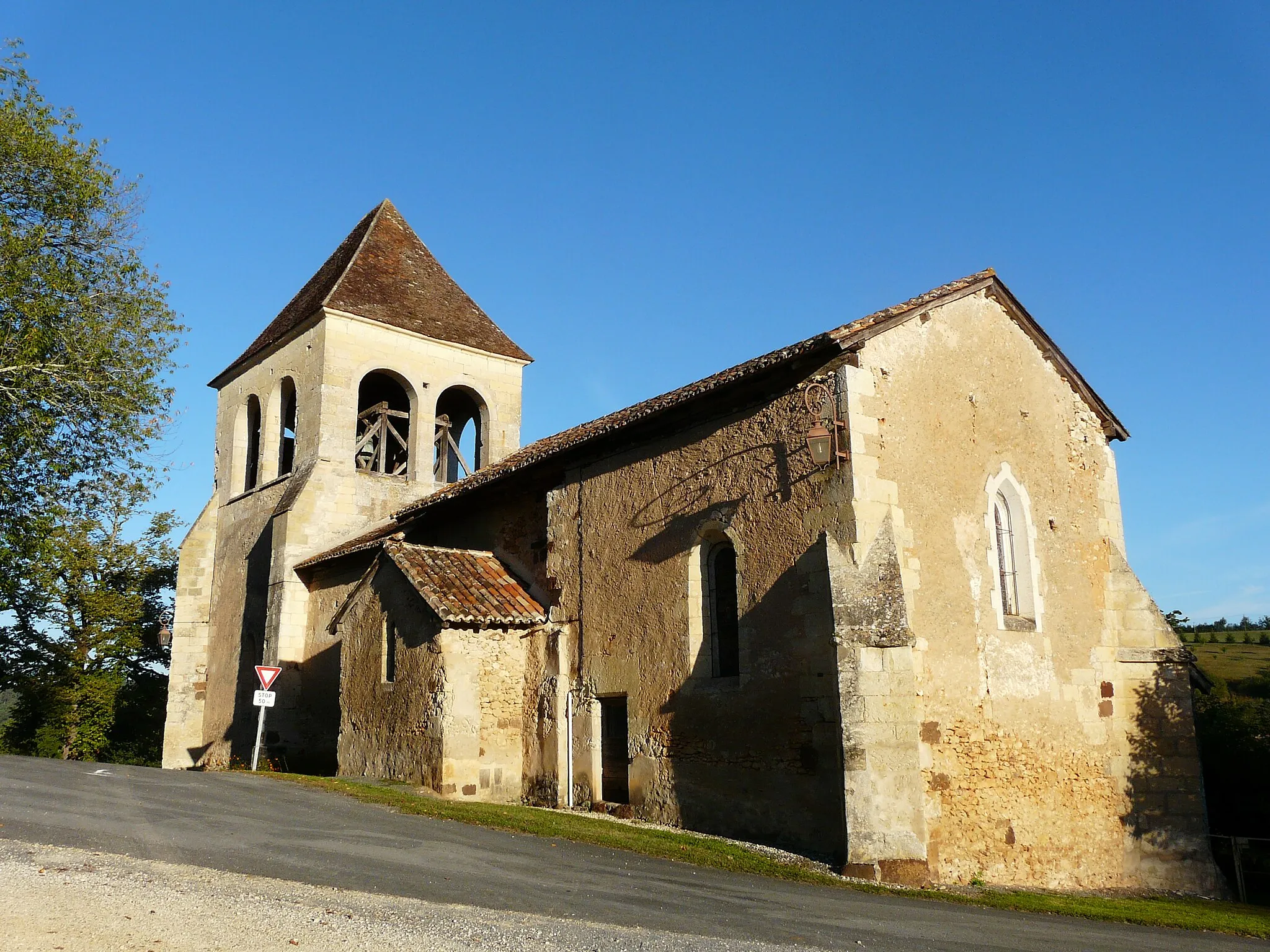 Photo showing: L'église Saint-Cyr vue du sud-est, Saint-Geyrac, Dordogne, France.