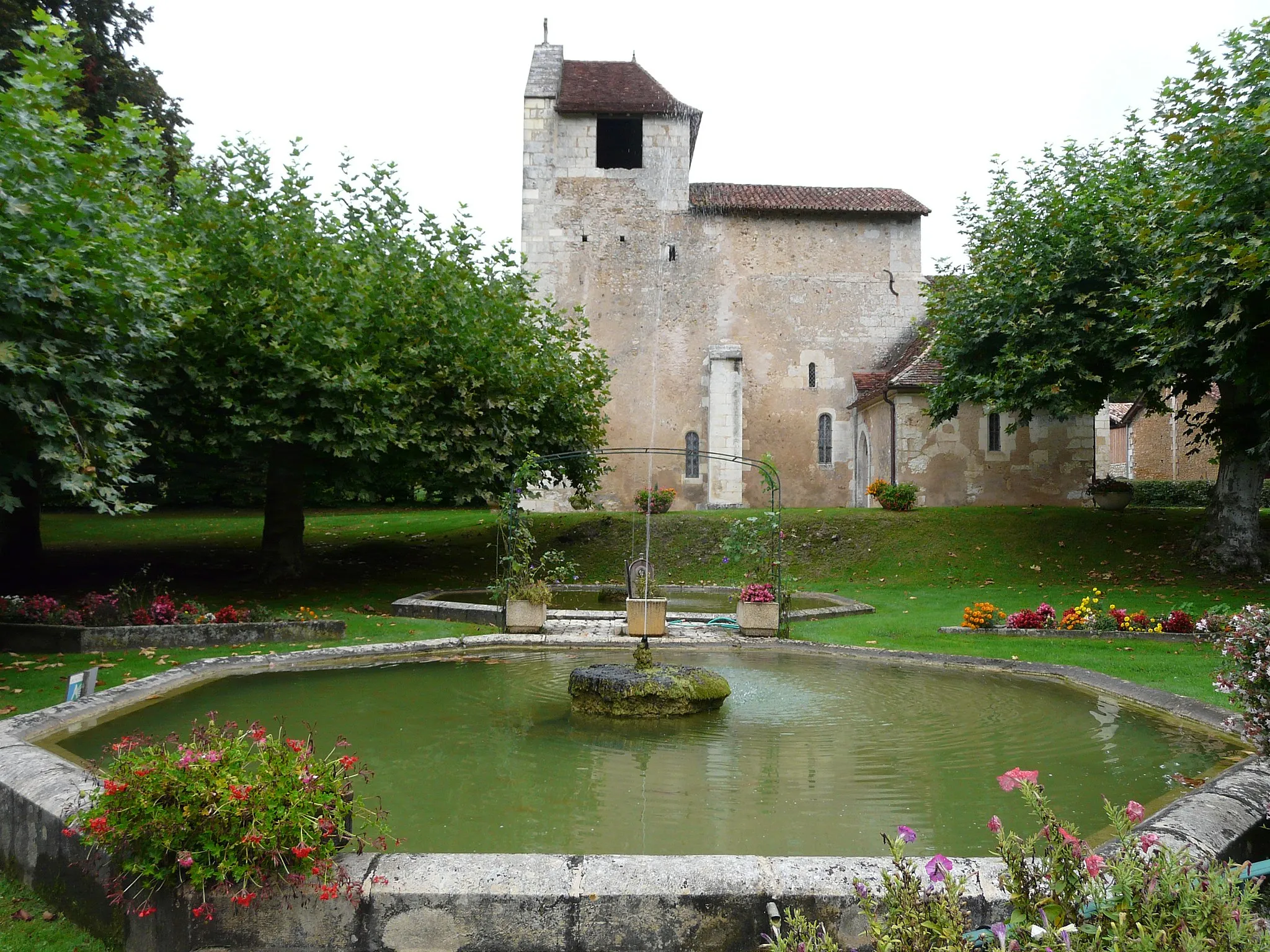 Photo showing: Parc et fontaines devant l'église de Saint-Hilaire-d'Estissac, Dordogne, France.