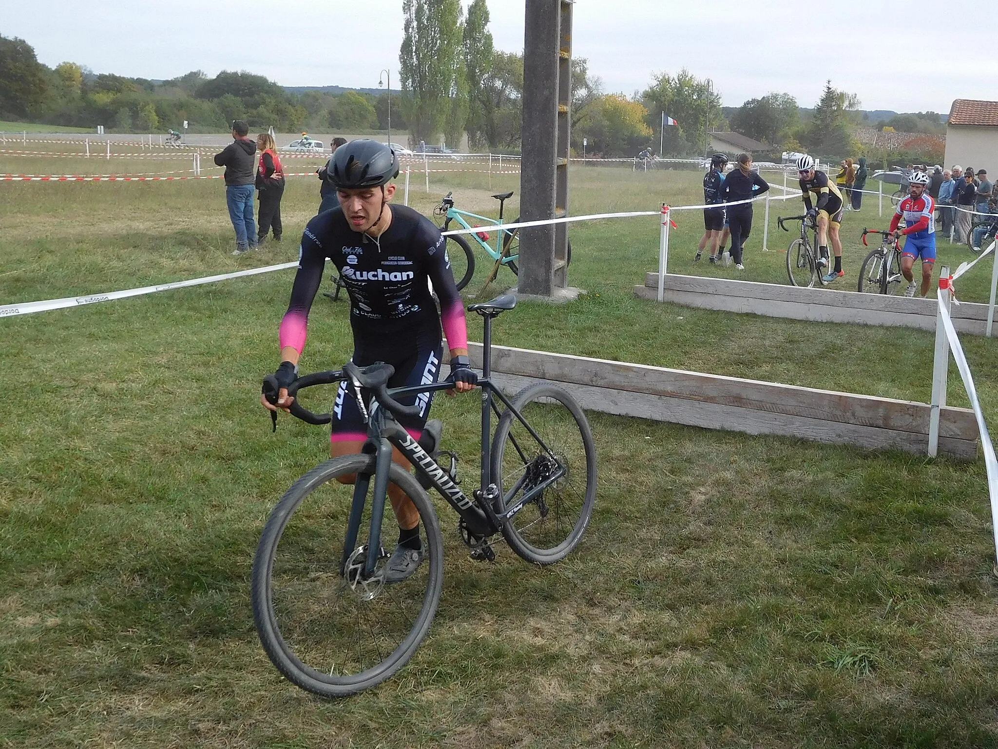 Photo showing: 14e édition du cyclo-cross de la vallée de l'Isle, passage des deux planches du circuit d'environ 2,5 km ; Saint-Martin-l'Astier, Dordogne, France.