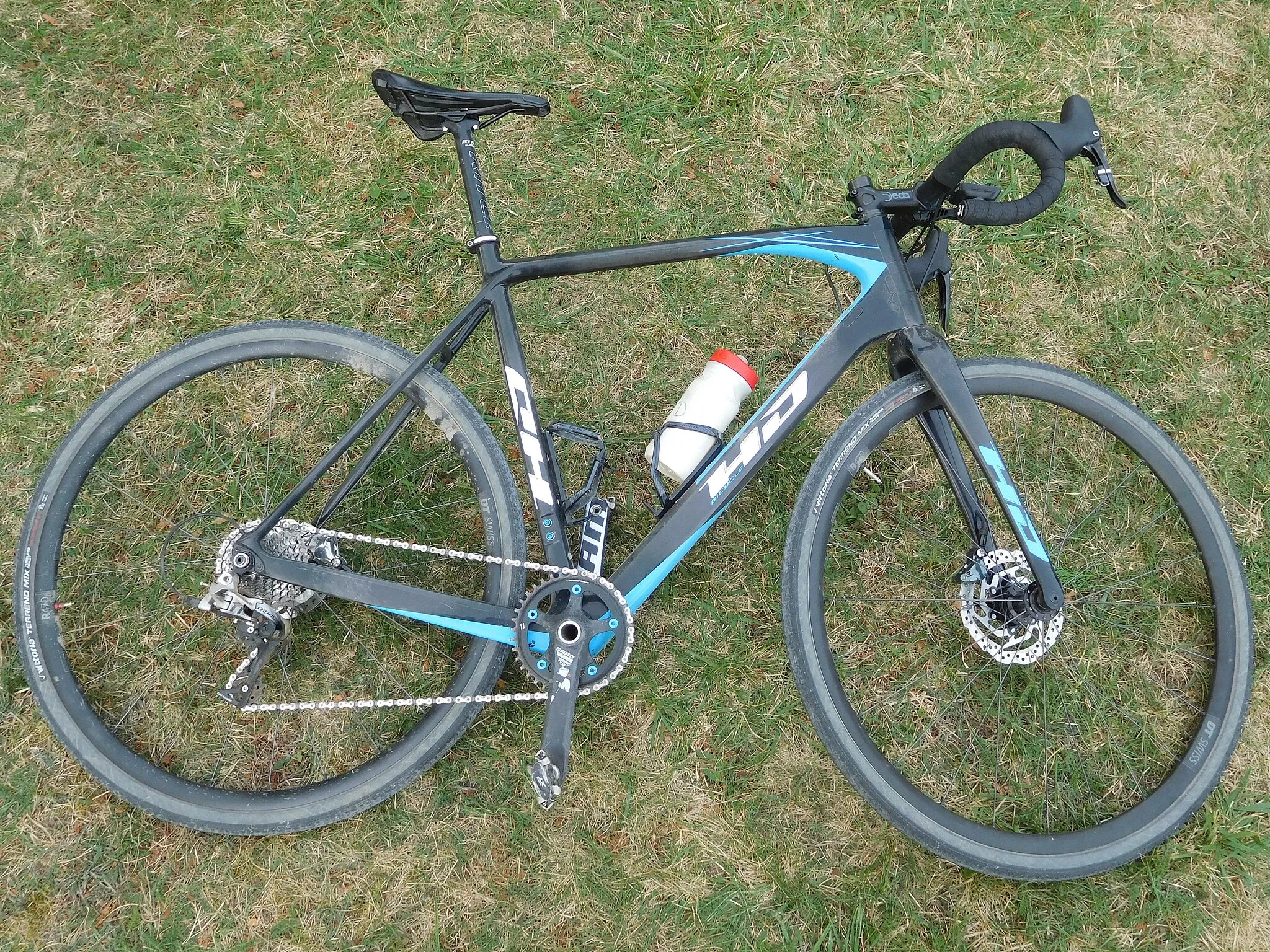 Photo showing: Vélo gravel (série limitée d'une grande marque) utilisé lors de la 14e édition du cyclo-cross de la vallée de l'Isle ; Saint-Martin-l'Astier, Dordogne, France.