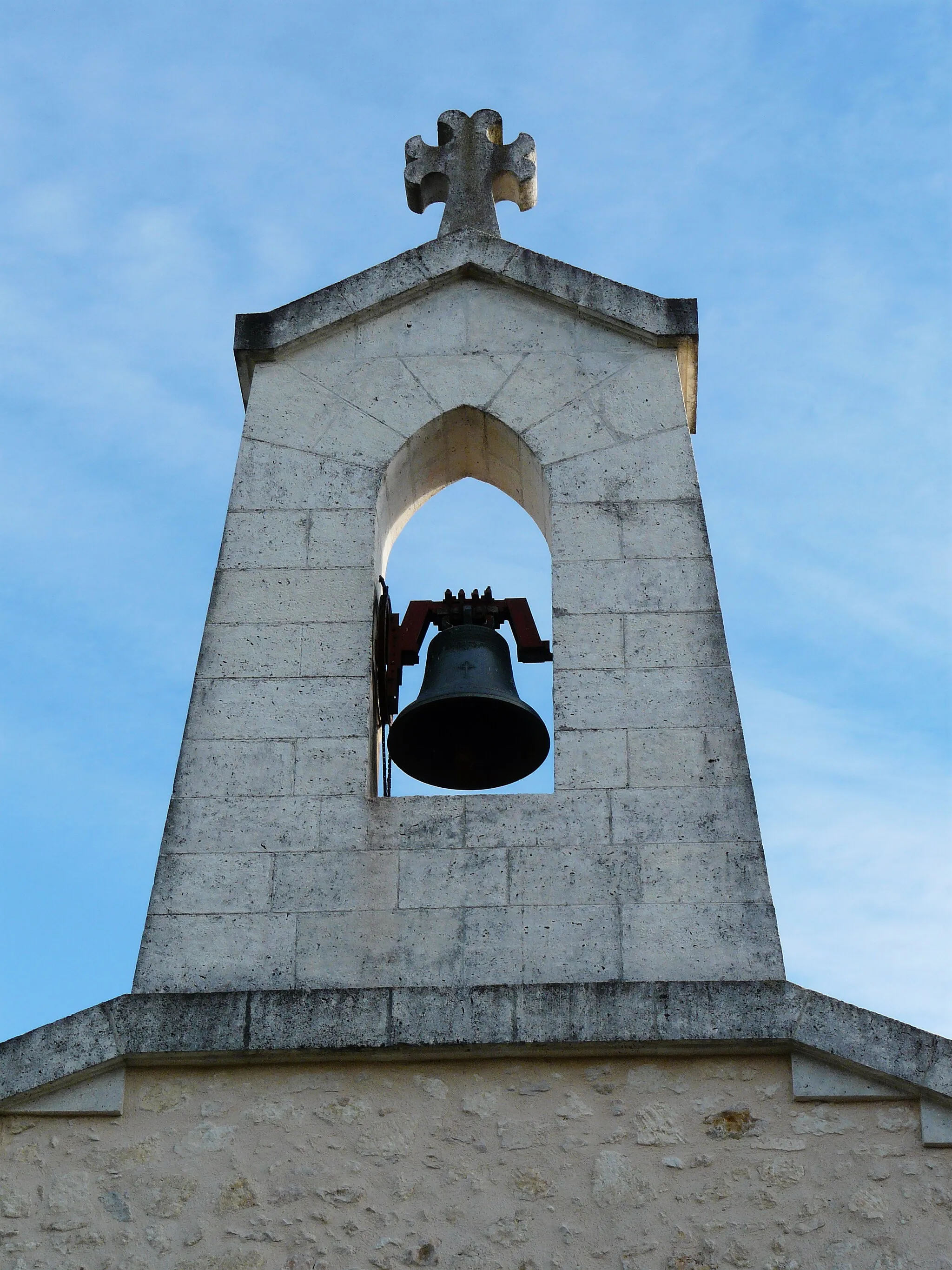 Photo showing: Le clocheton-mur de l'église Saint-Séverin, Saint-Séverin-d'Estissac, Dordogne, France.