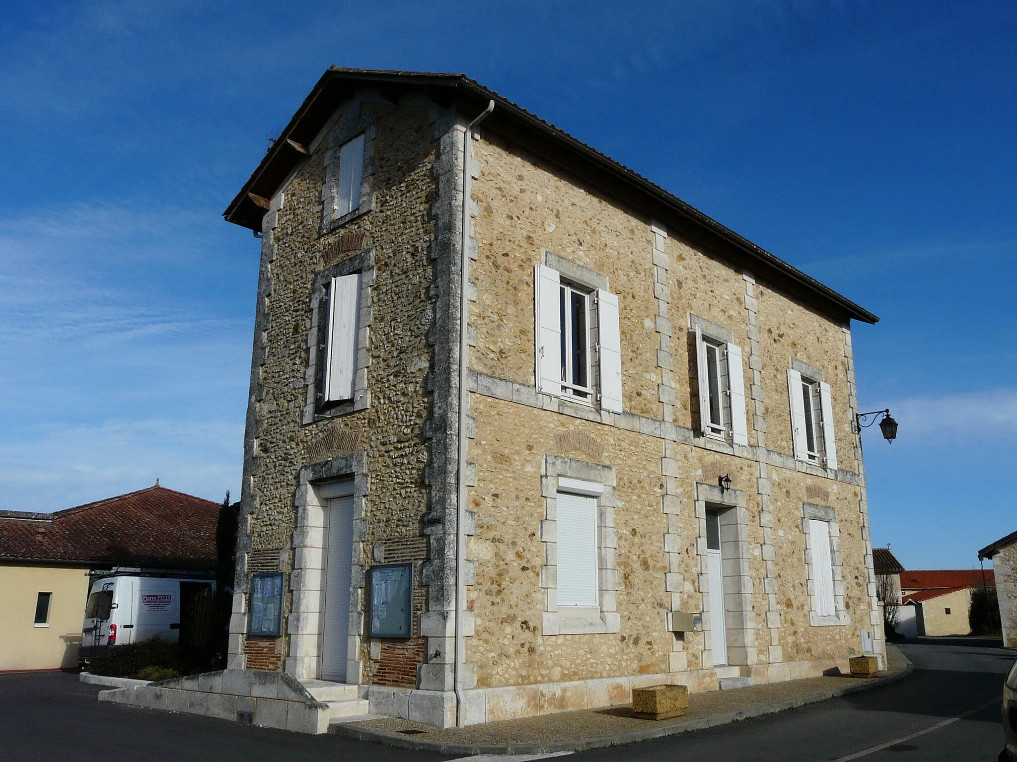 Photo showing: La mairie de Saint-Séverin-d'Estissac, Dordogne, France.