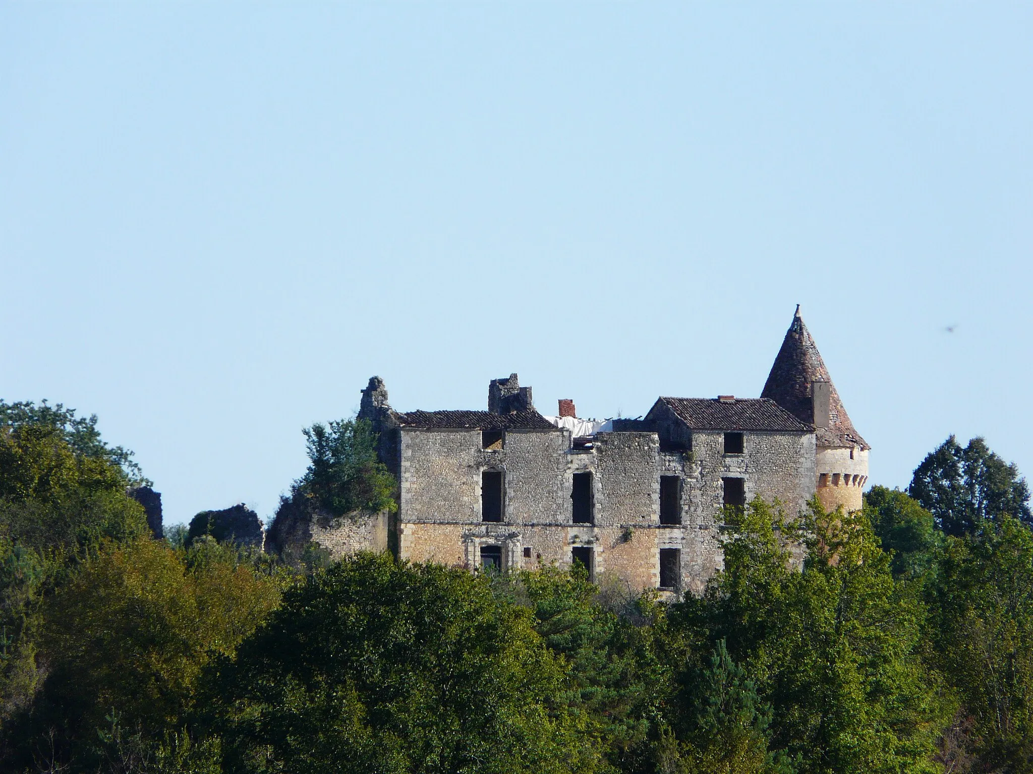 Photo showing: La façade sud-ouest du château de Longas, Sainte-Foy-de-Longas, Dordogne, France.