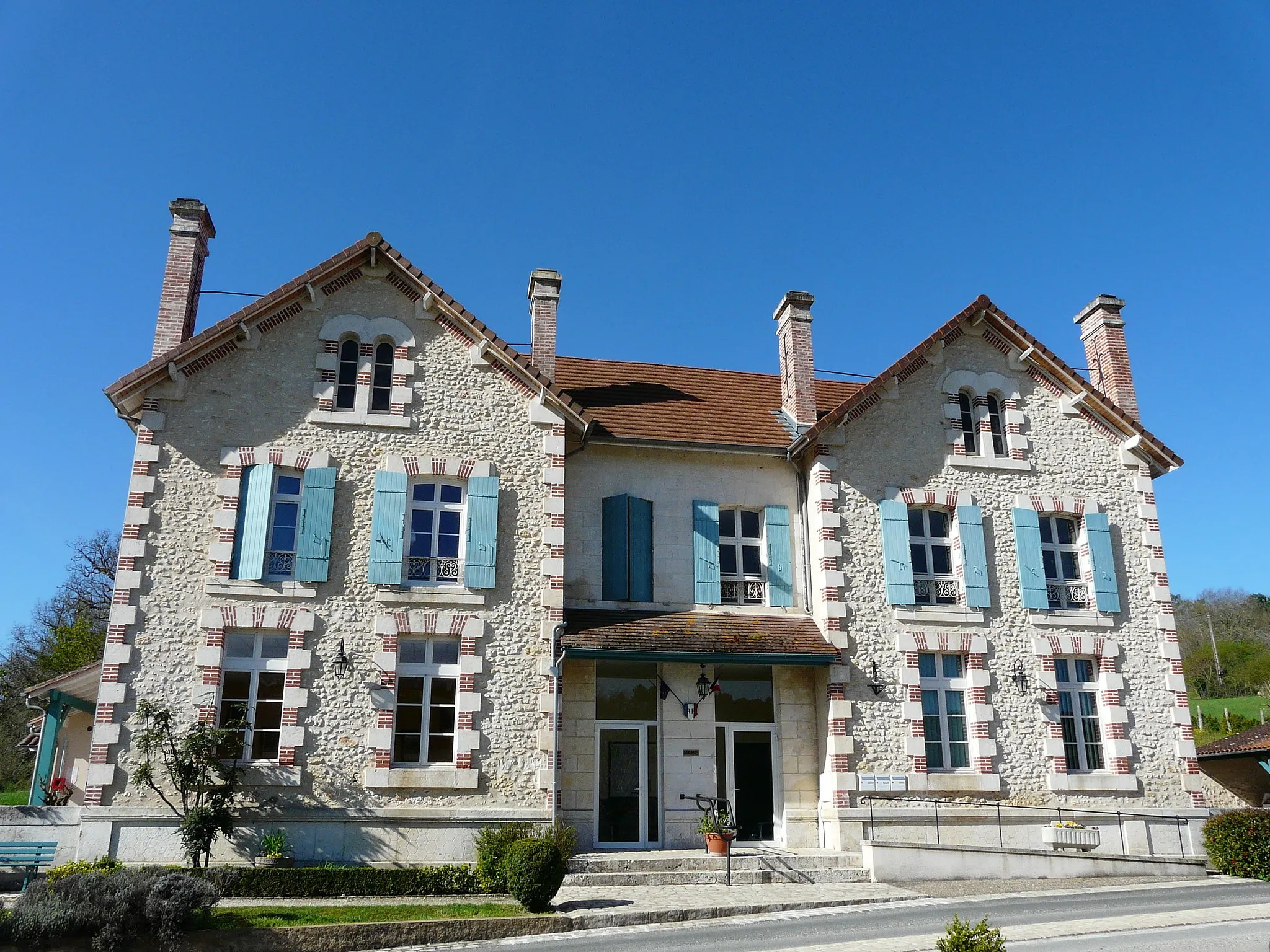 Photo showing: La mairie de Vallereuil, Dordogne, France.