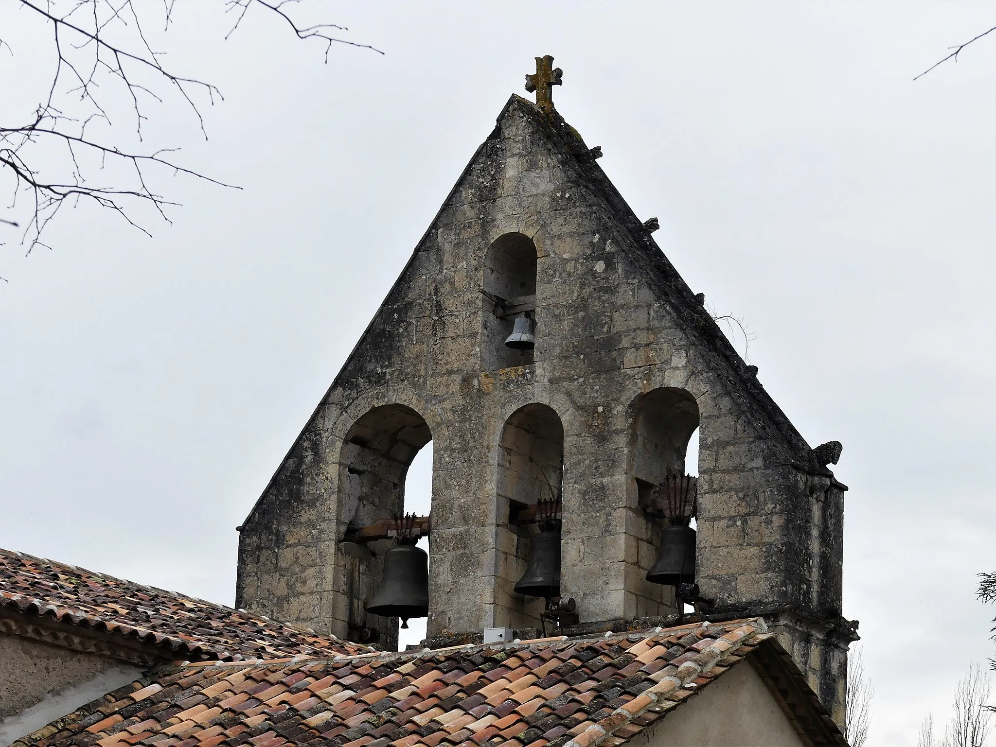 Photo showing: Le clocher-mur de l'église, Église-Neuve-d'Issac, Dordogne, France.